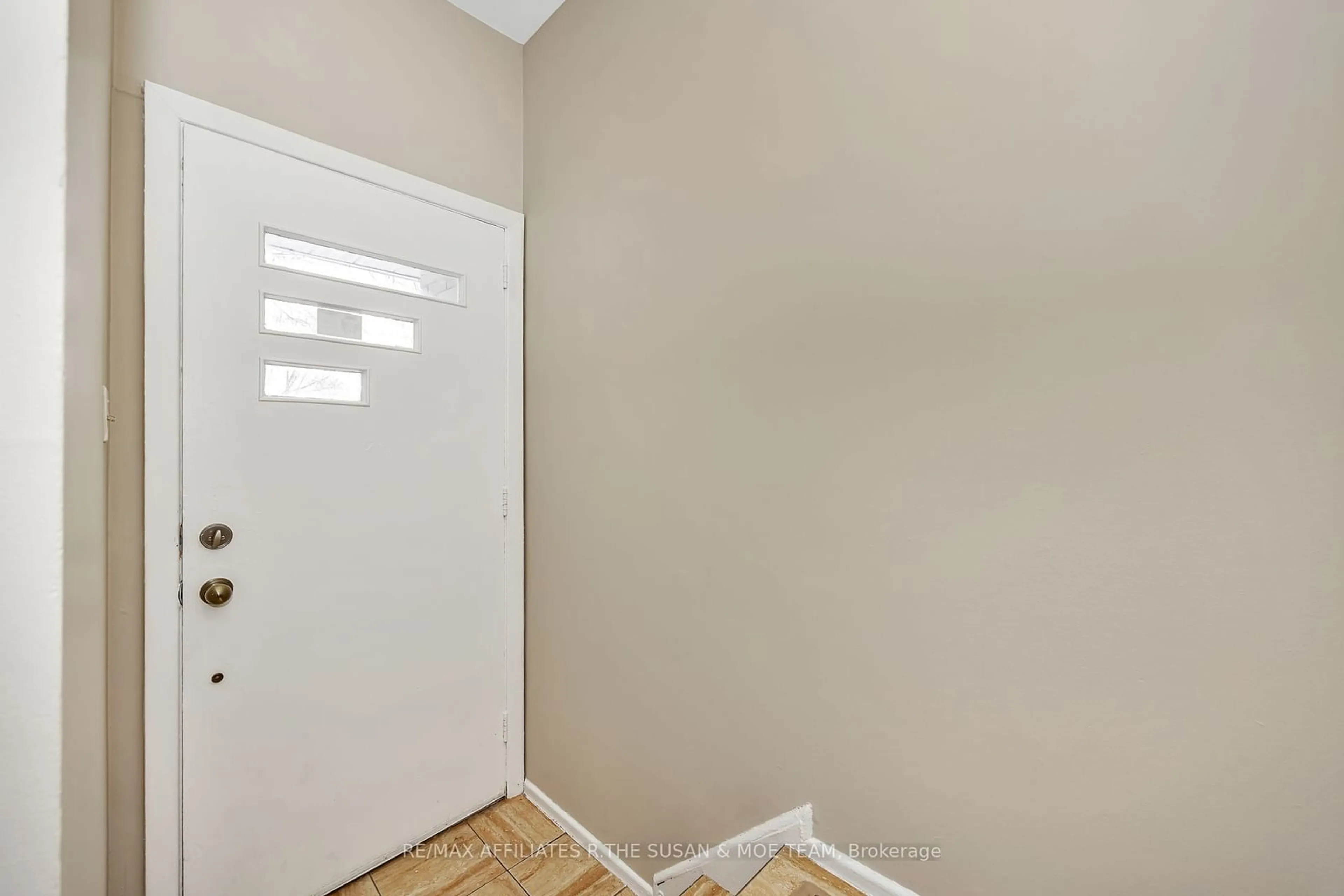 Indoor entryway for 1508 Lepage Ave, Carlington - Central Park Ontario K1Z 8C9