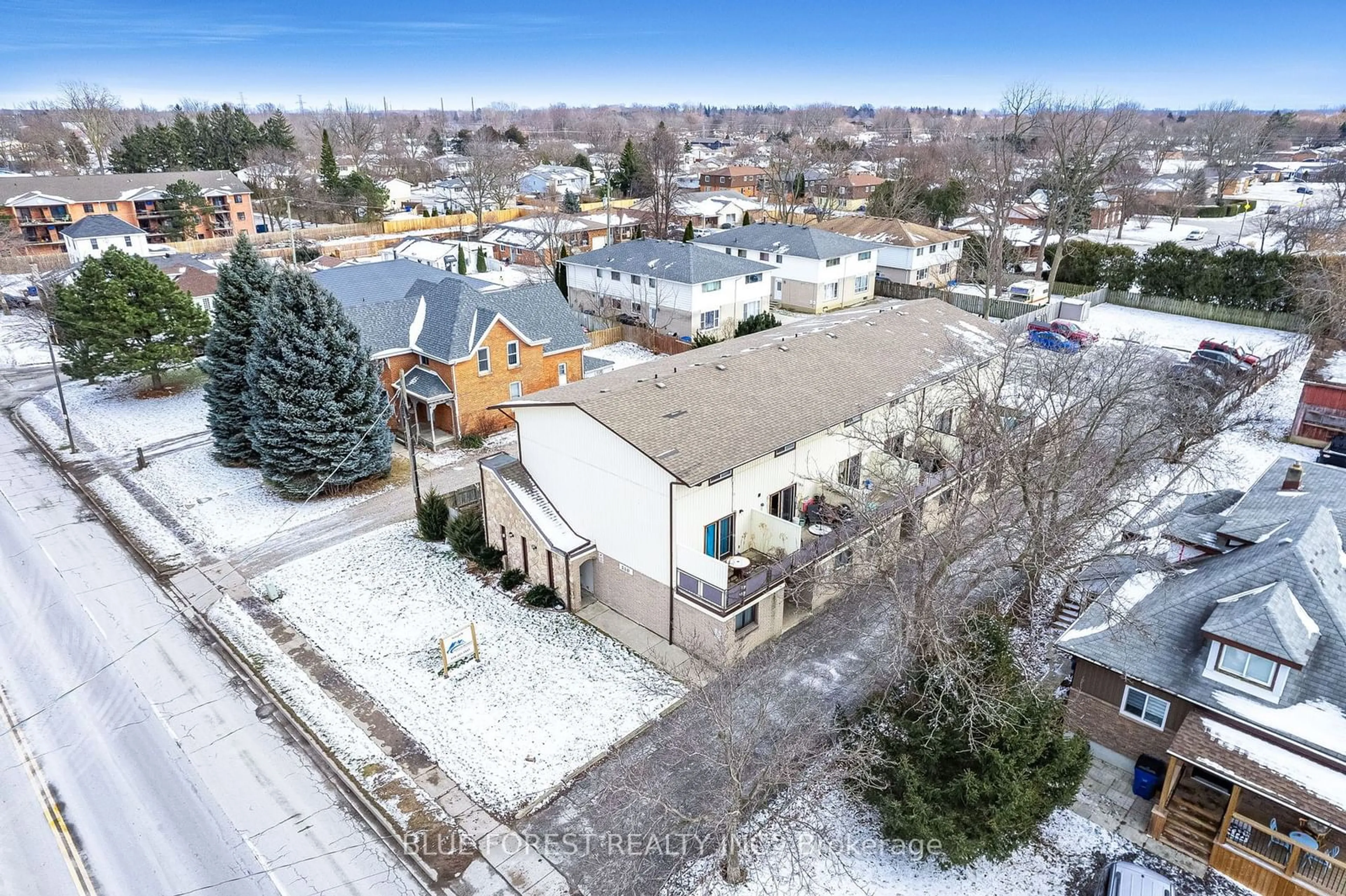 A pic from outside/outdoor area/front of a property/back of a property/a pic from drone, street for 210 Park Ave, Chatham-Kent Ontario N7M 3V8