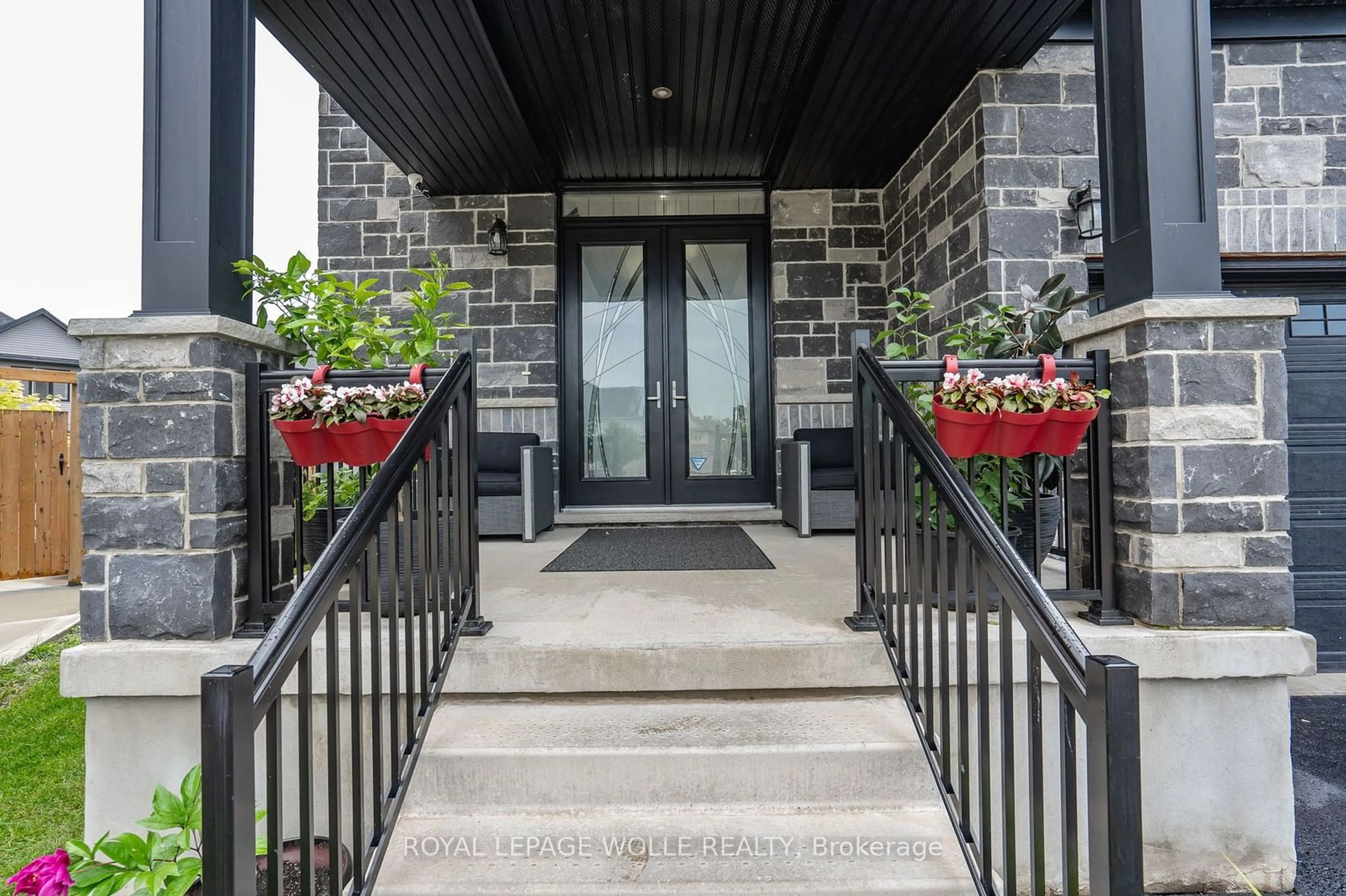 Indoor entryway for 920 River Ridge Crt, Waterloo Ontario N2A 0H2