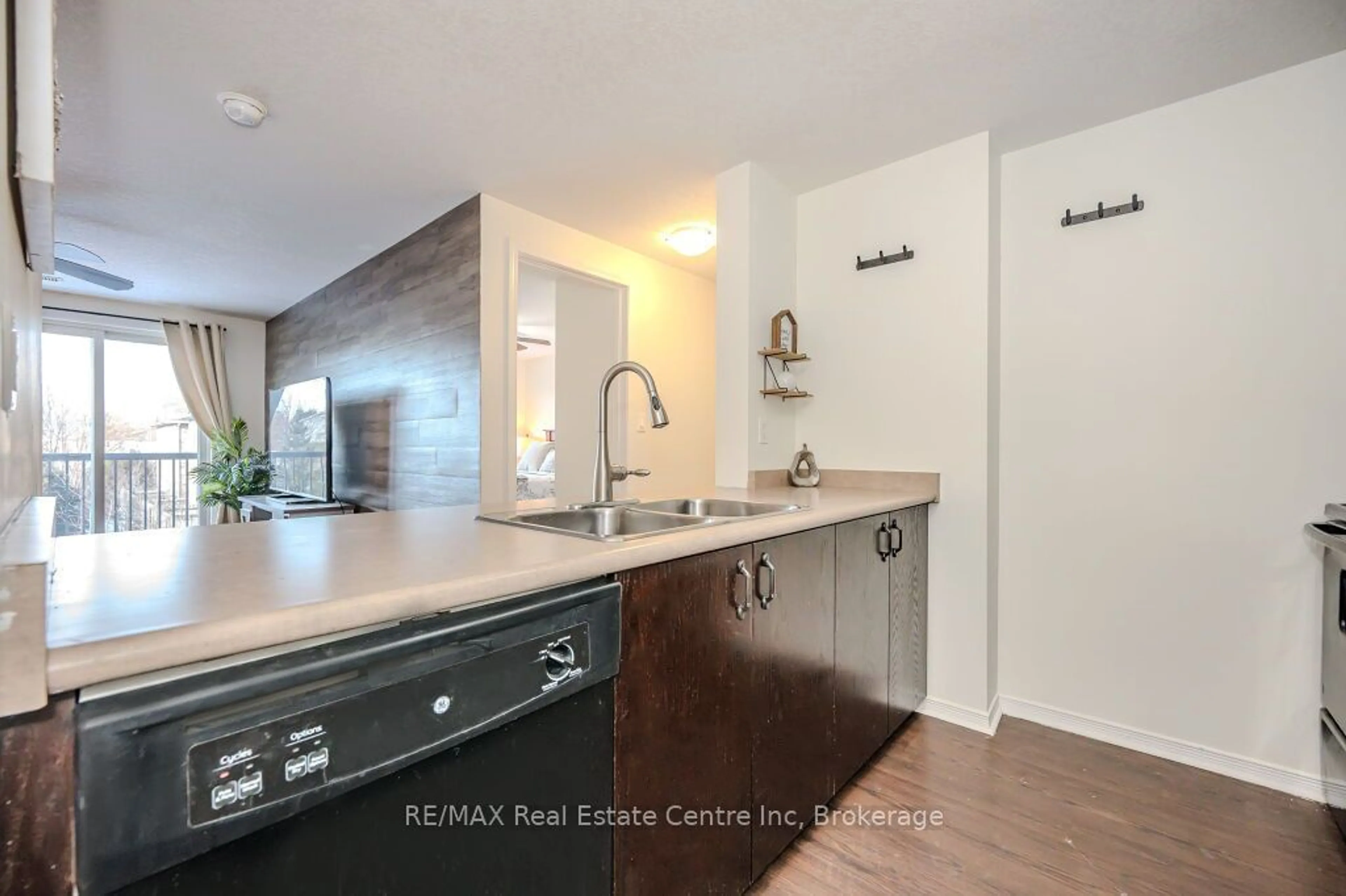 Open concept kitchen, ceramic/tile floor for 35 Mountford Dr #21, Guelph Ontario N1E 0G6