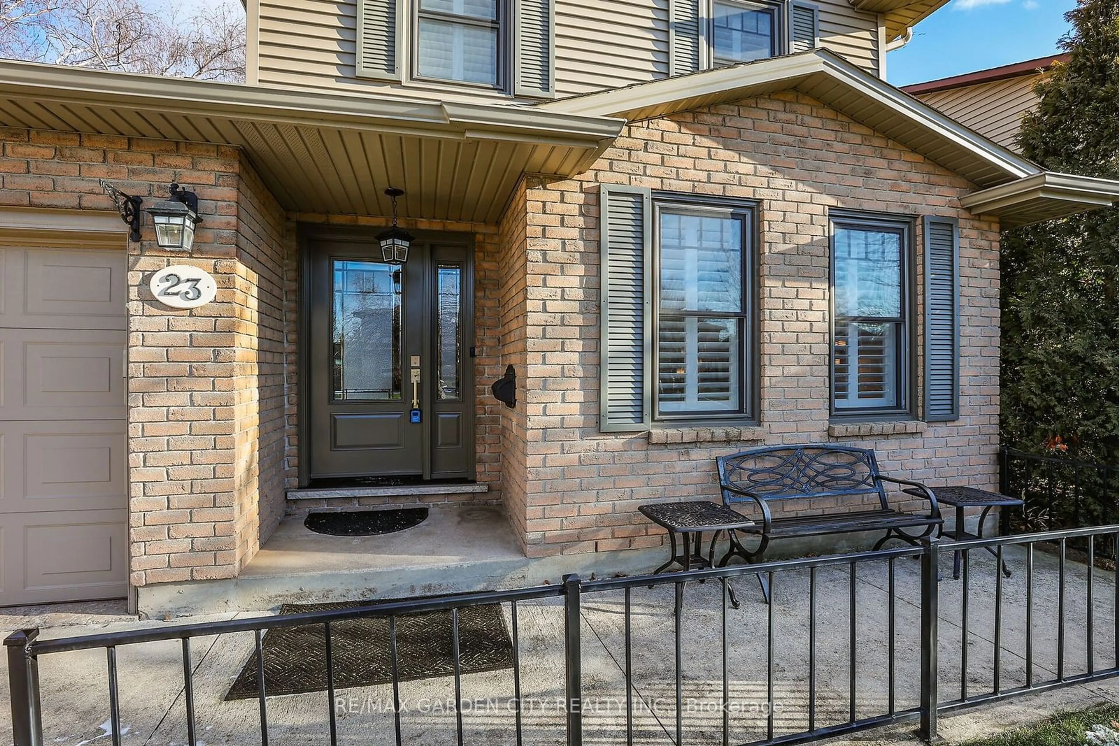 Indoor entryway for 23 Rembrandt Dr, Grimsby Ontario L3M 4Z9