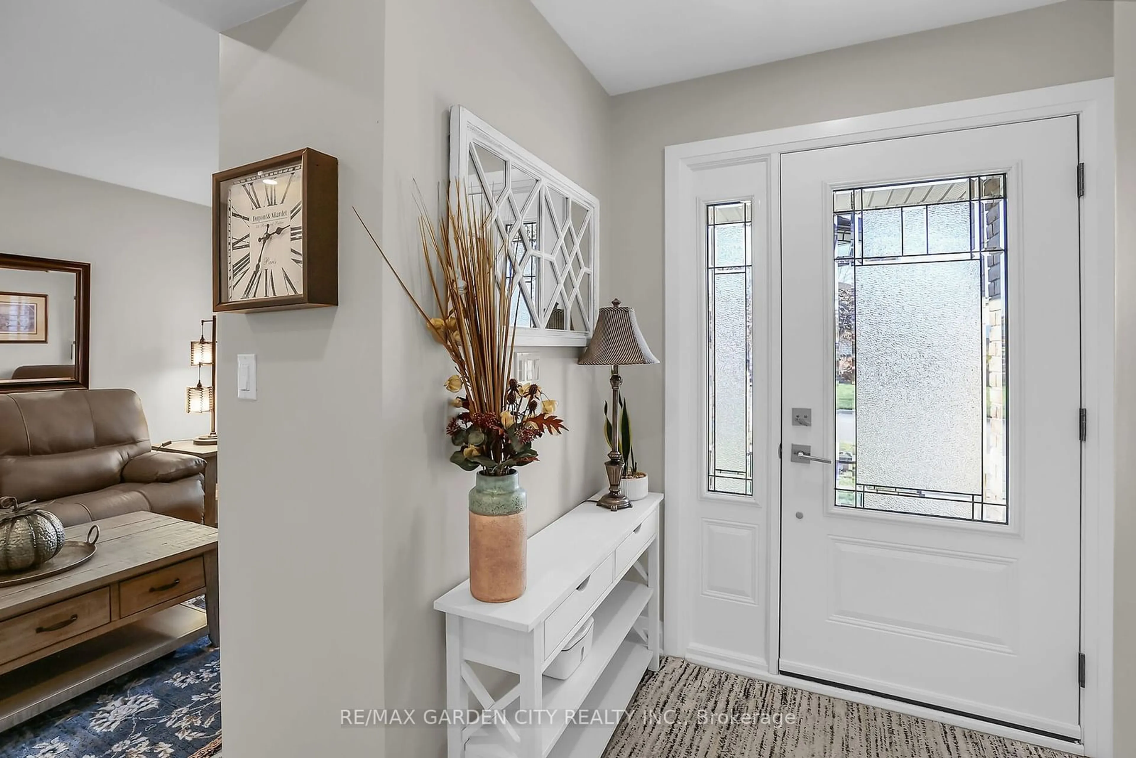 Indoor entryway for 23 Rembrandt Dr, Grimsby Ontario L3M 4Z9