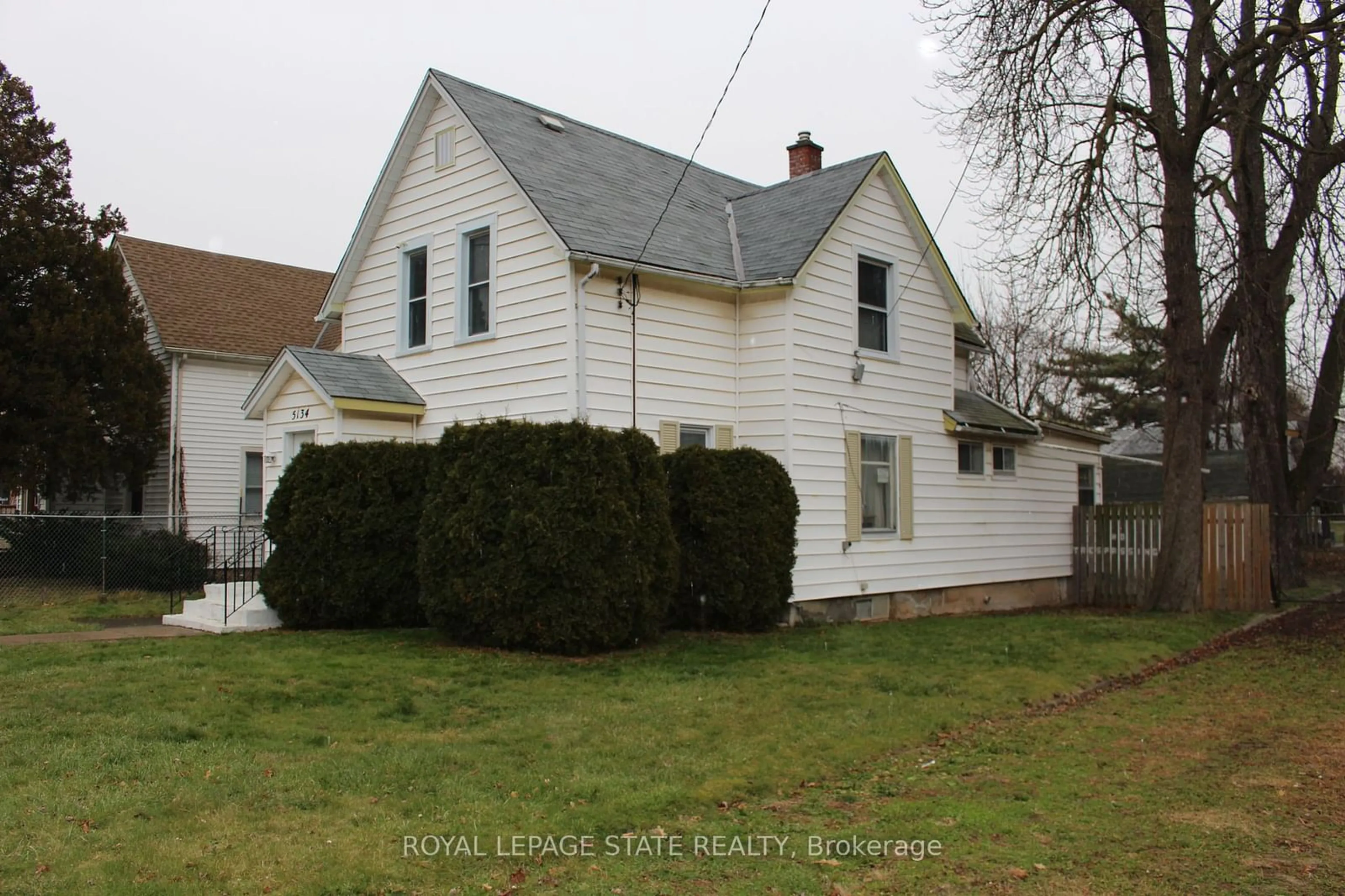 Home with vinyl exterior material, street for 5134 Mcglashan Cres, Niagara Falls Ontario L2E 3W9