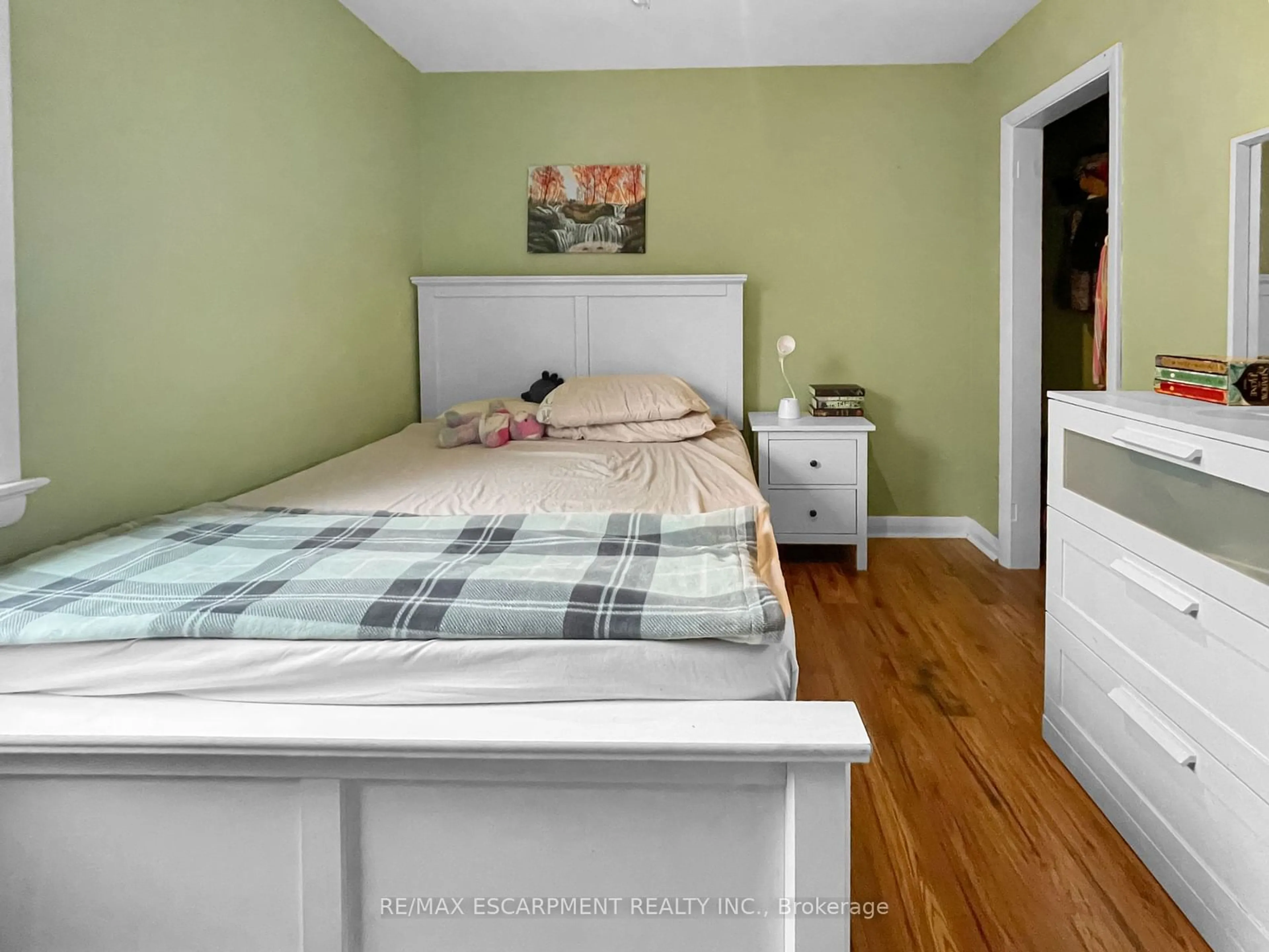 Bedroom with bed, wood/laminate floor for 907 Fennell Ave, Hamilton Ontario L8V 1W7