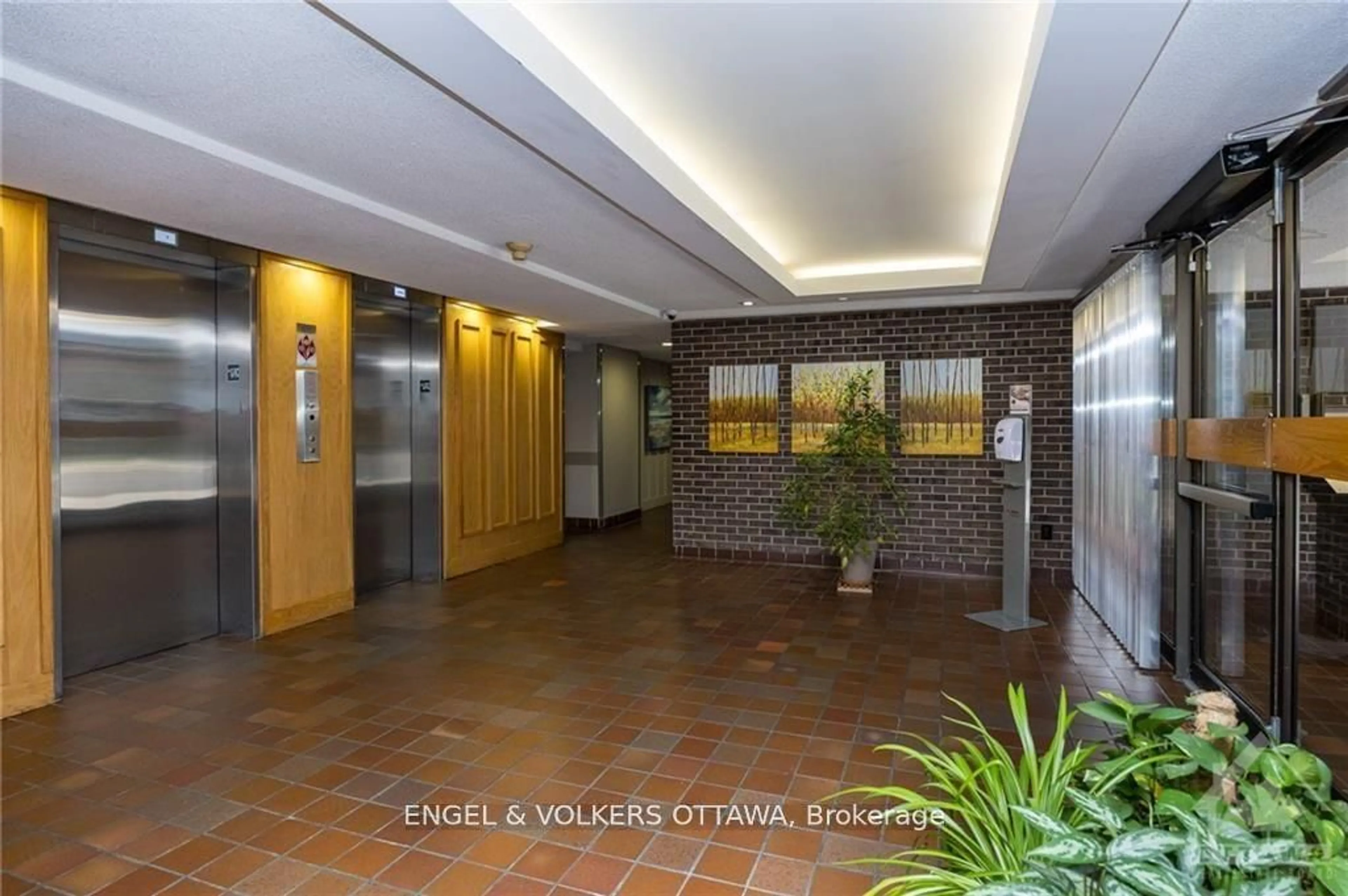 Indoor foyer for 333 CHAPEL St #303, Lower Town - Sandy Hill Ontario K1N 8Y8