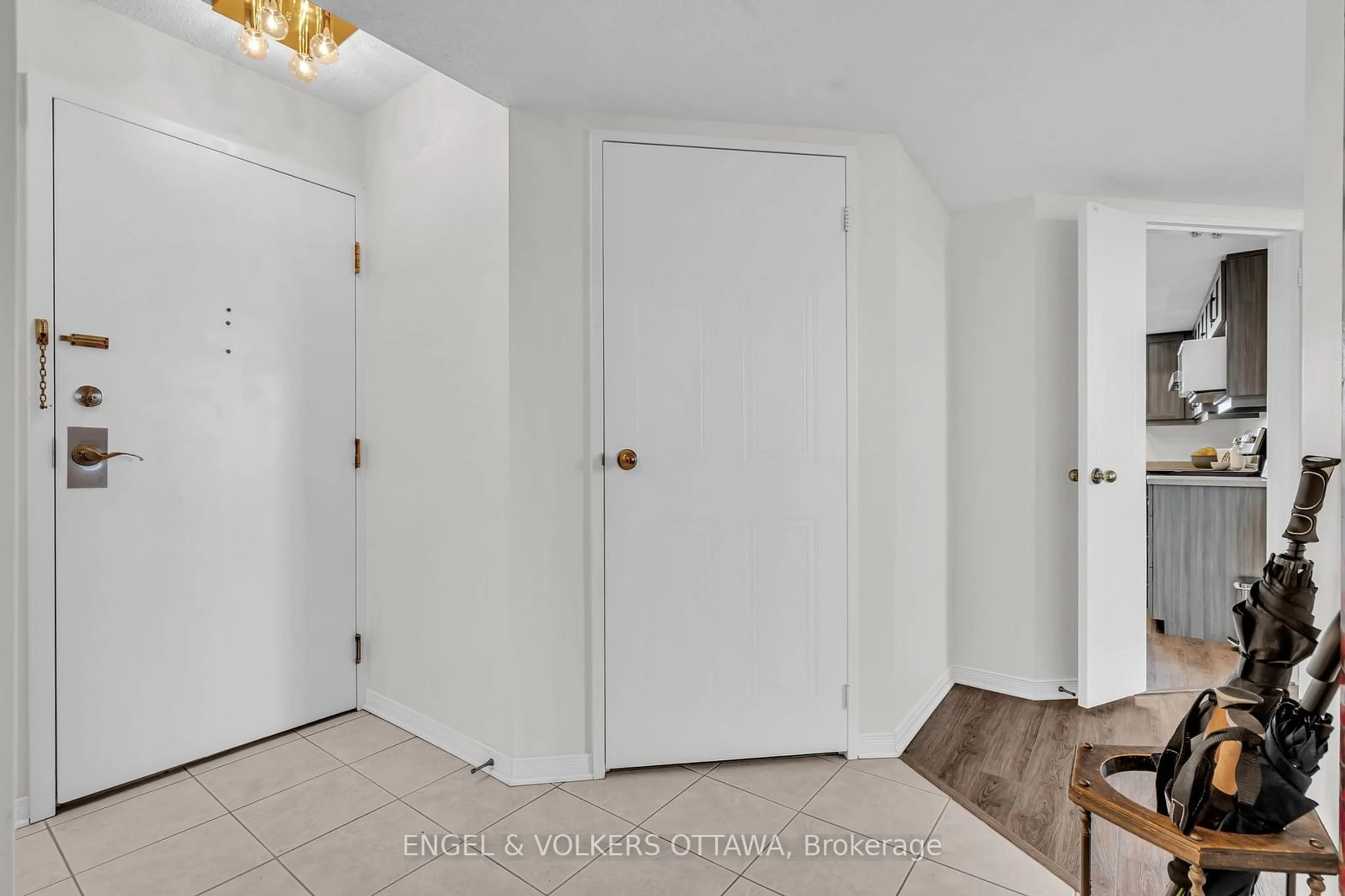 Indoor entryway for 1705 Playfair Dr #1006, Alta Vista and Area Ontario K1H 8P6