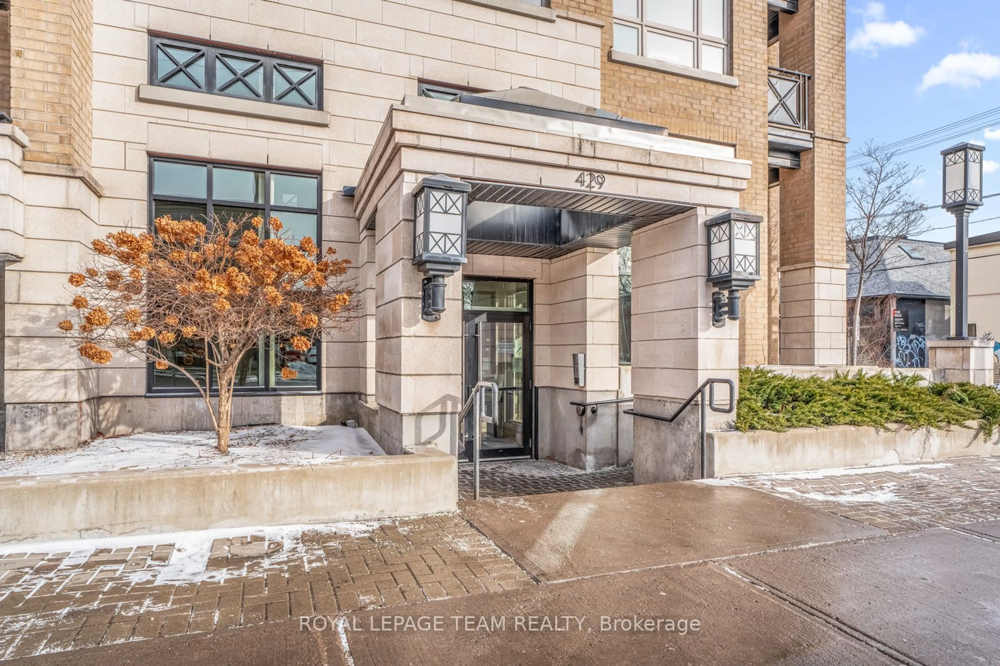 Indoor foyer for 429 Kent St #215, Ottawa Centre Ontario K2P 1B5