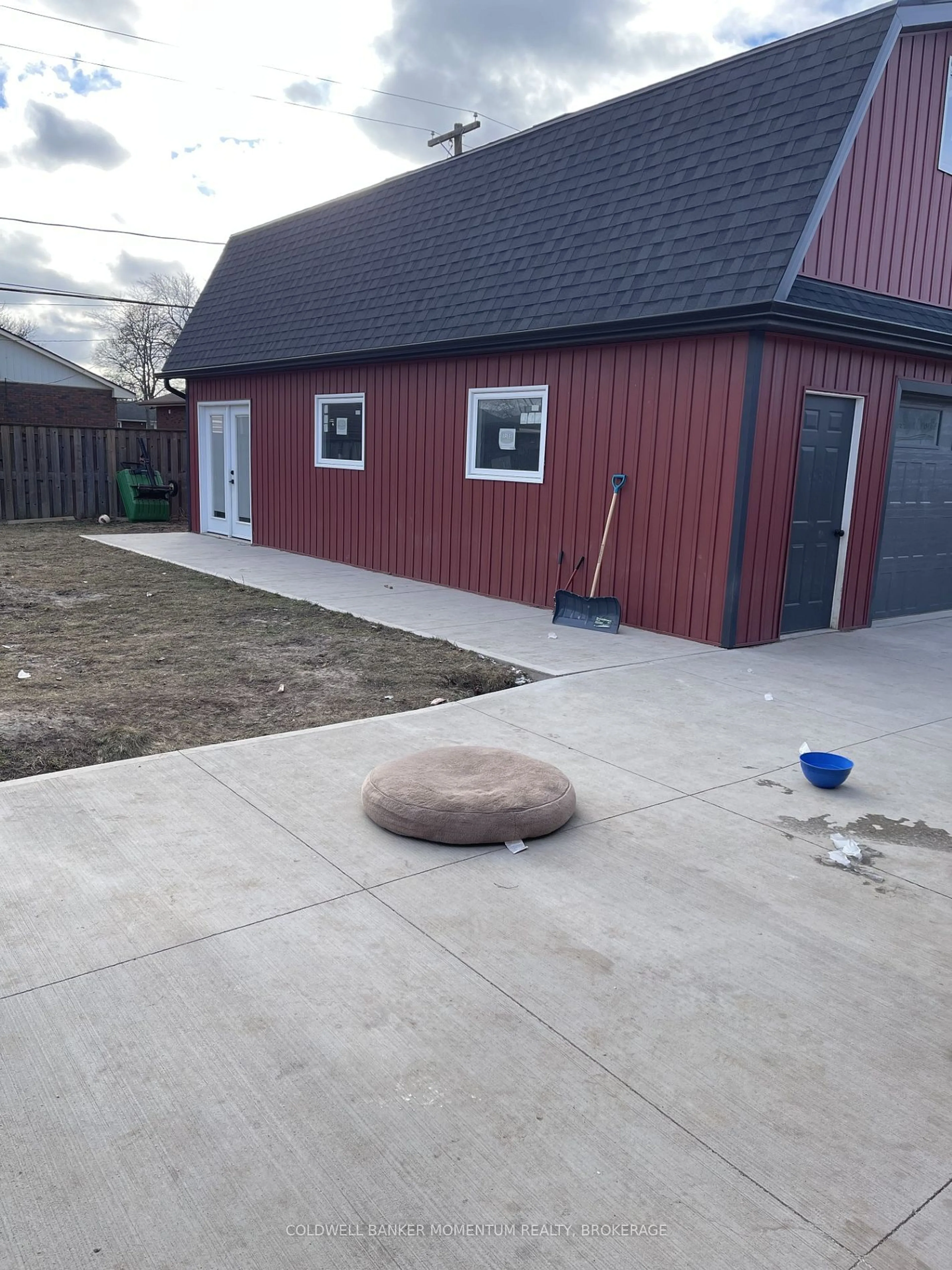 Patio, building for 149 Sullivan Ave, Thorold Ontario L2V 2Z3