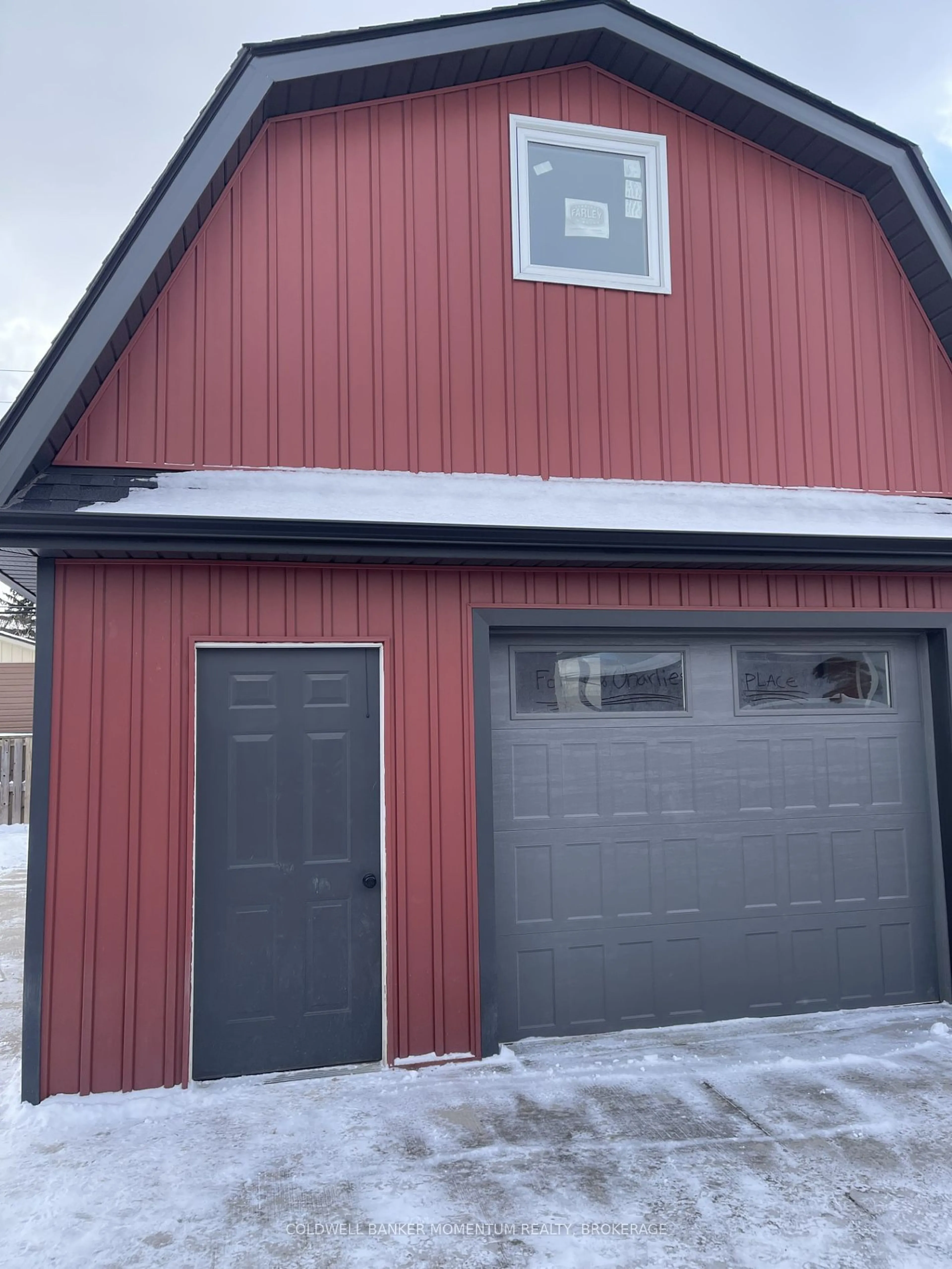 Indoor garage for 149 Sullivan Ave, Thorold Ontario L2V 2Z3