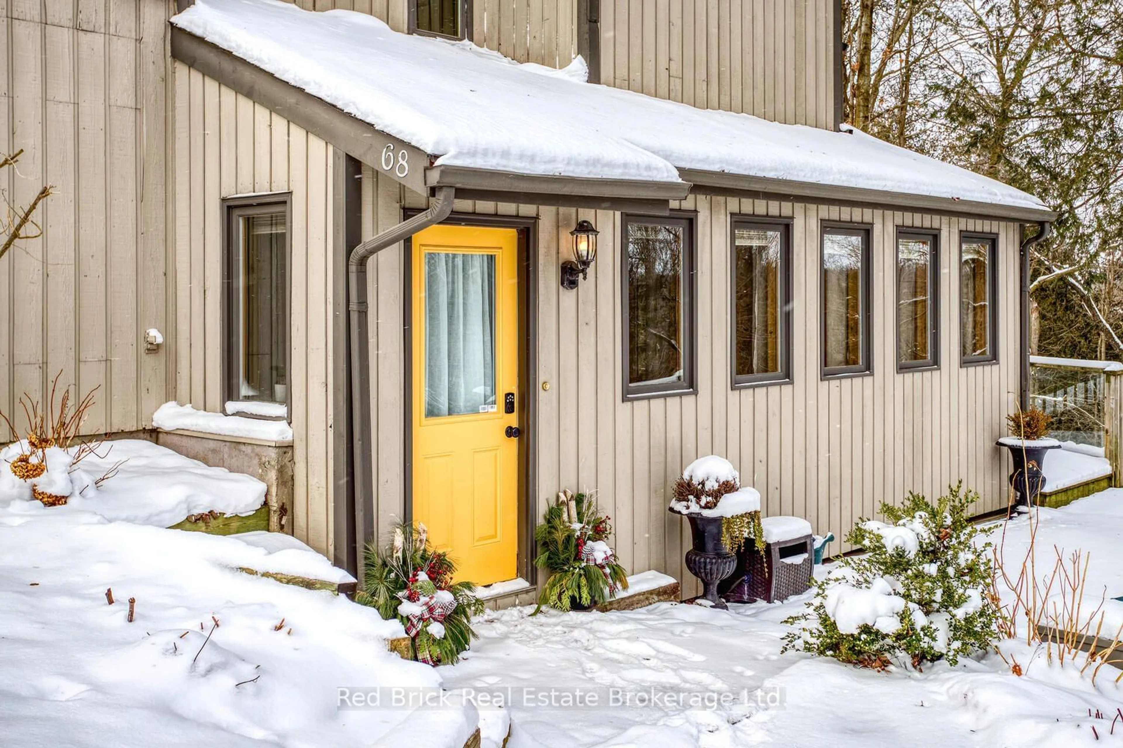 Indoor entryway for 68 MCNAB St, Centre Wellington Ontario N0B 1S0