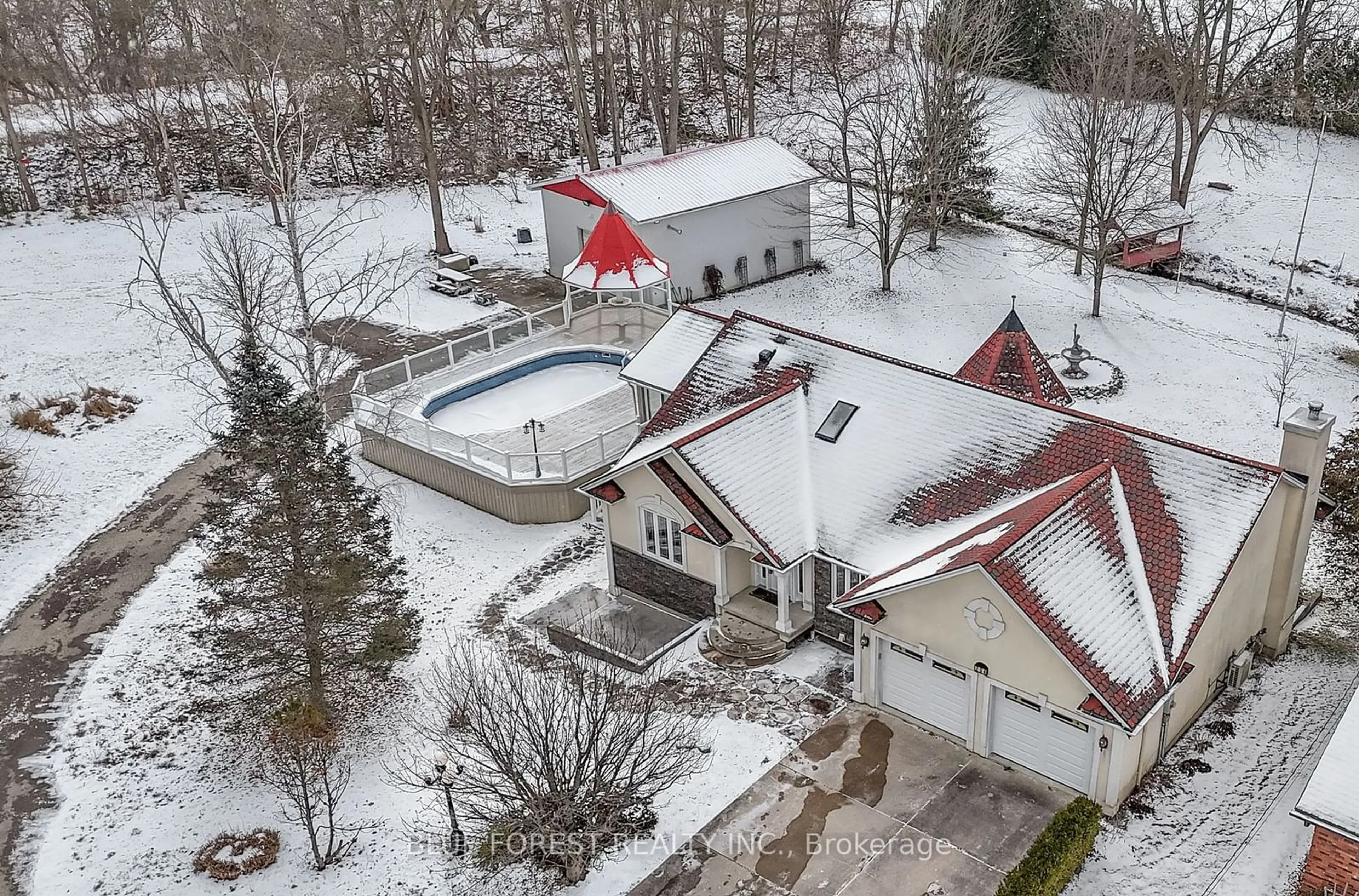 A pic from outside/outdoor area/front of a property/back of a property/a pic from drone, unknown for 204 Third St, West Elgin Ontario N0L 2C0