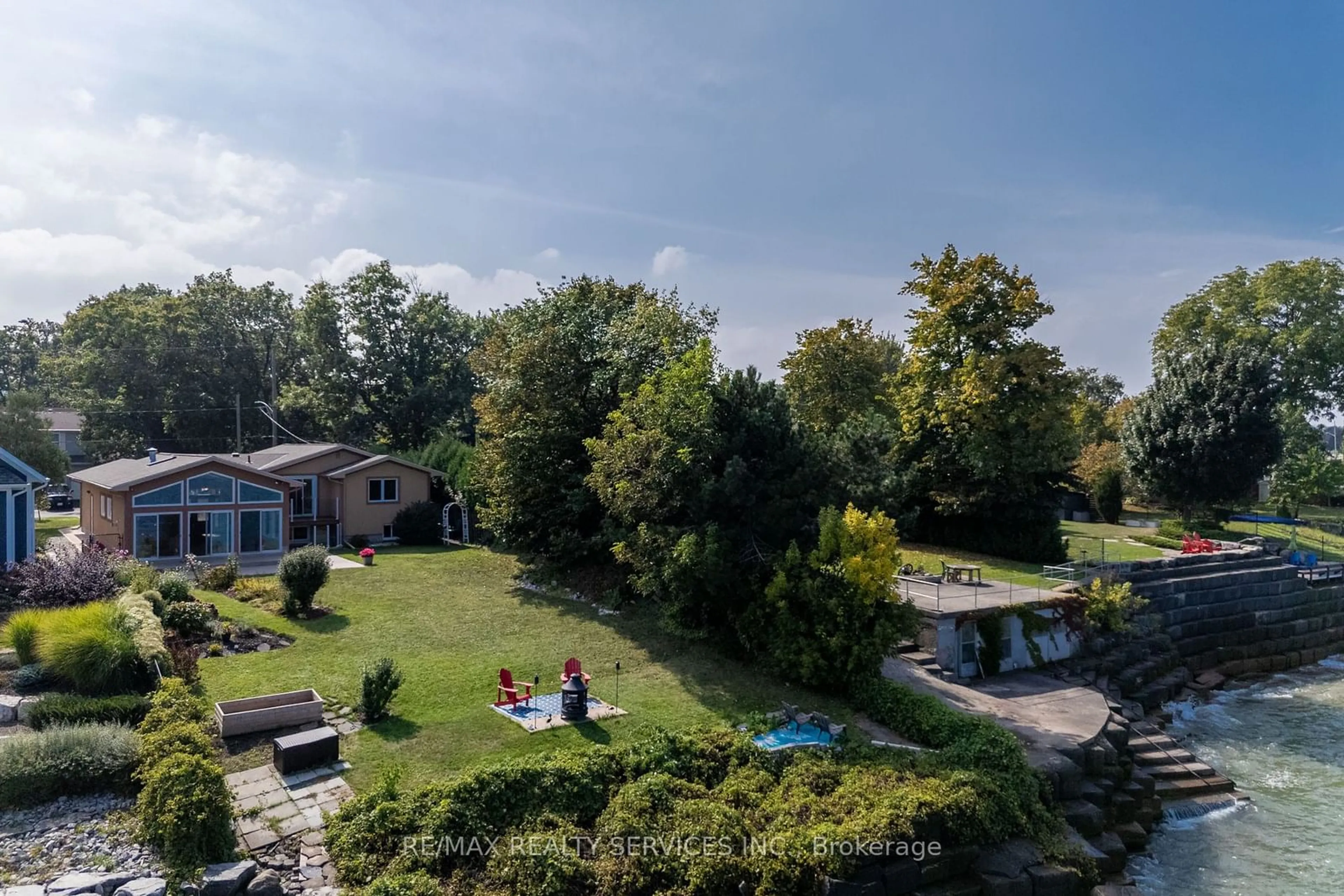 A pic from outside/outdoor area/front of a property/back of a property/a pic from drone, forest/trees view for 38 Lakeside Dr, Grimsby Ontario L3M 2L2