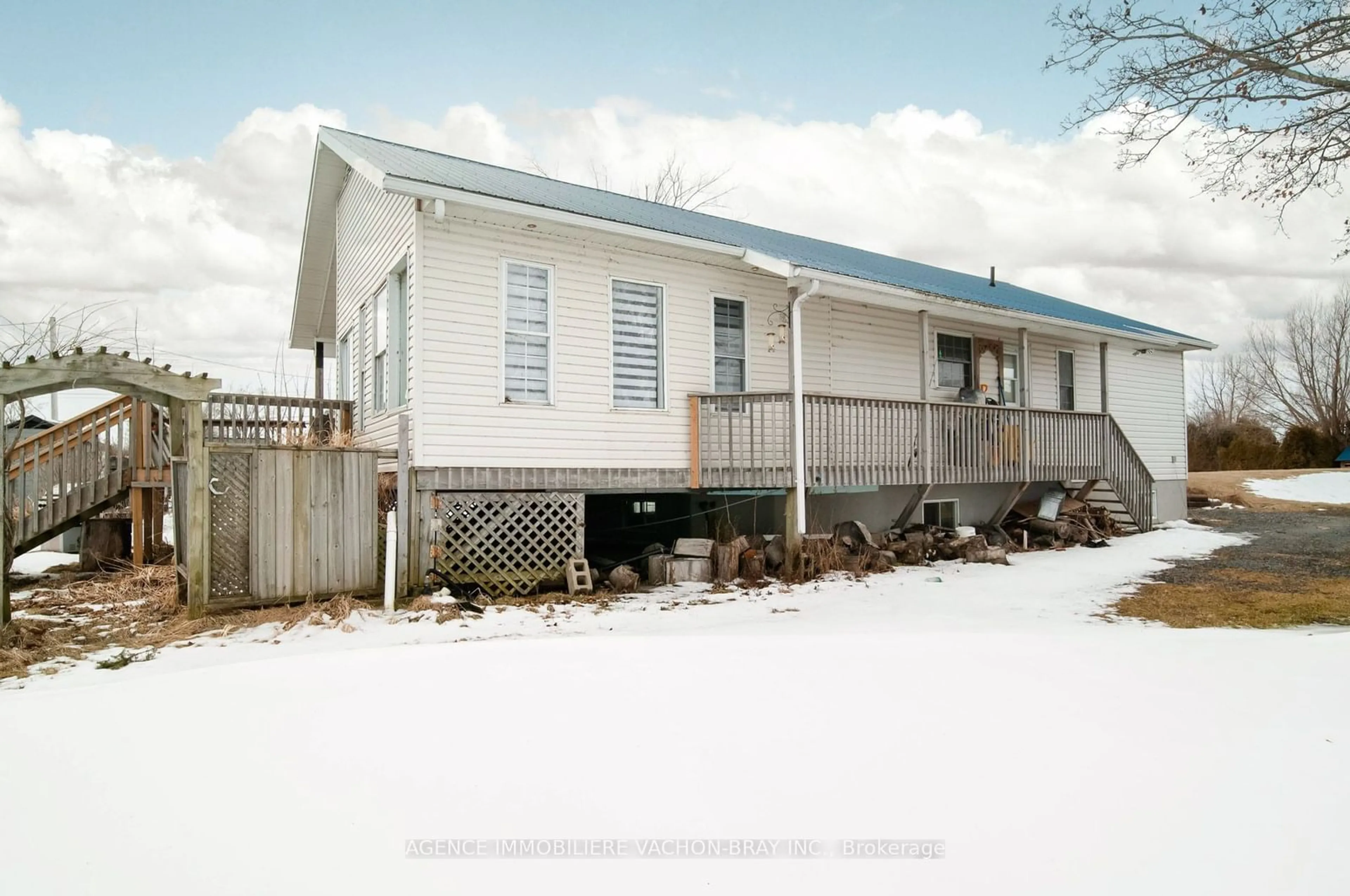 Home with vinyl exterior material, street for 6240 167th Ave, South Glengarry Ontario K0C 1E0