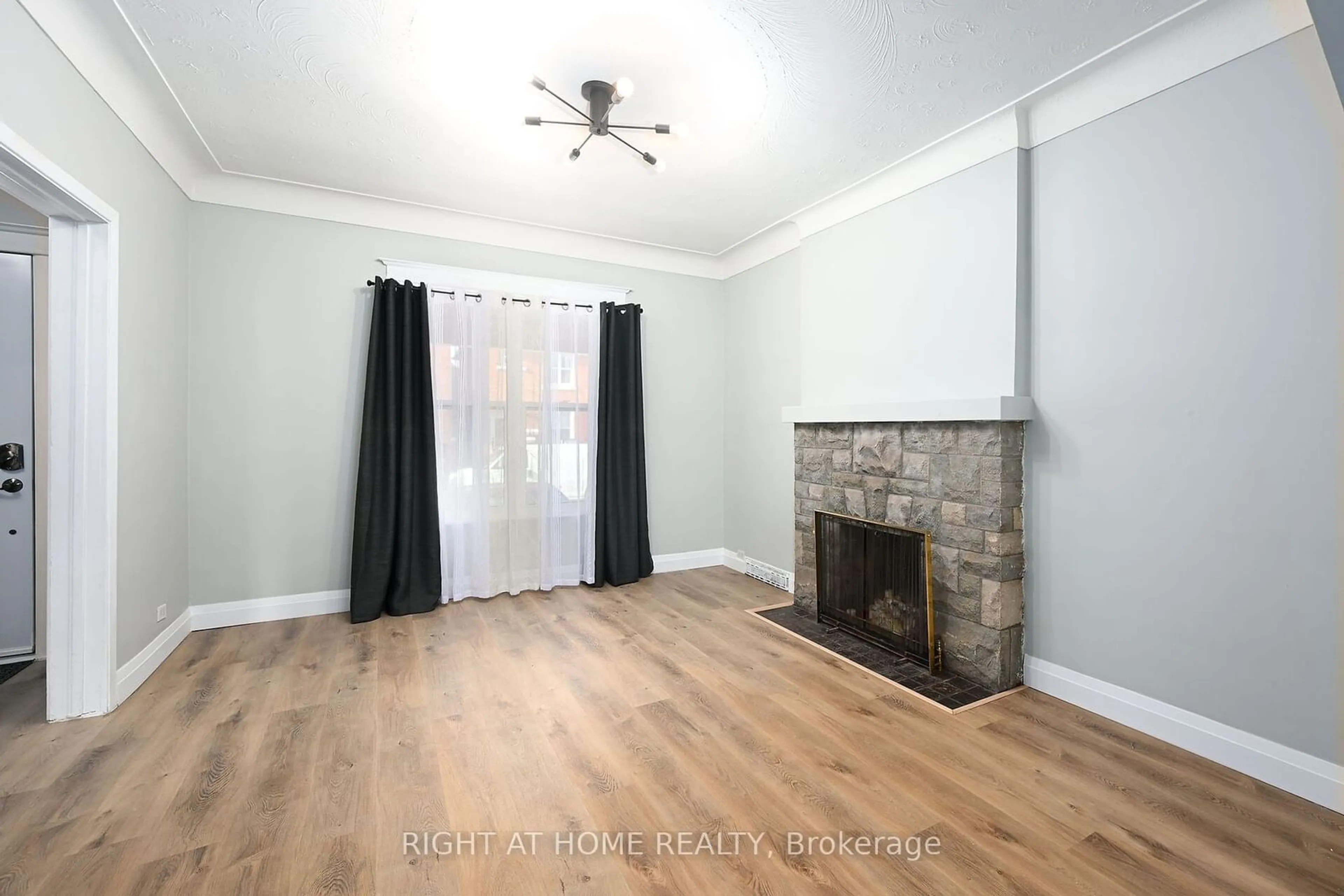 A pic of a room for 30 Fairleigh Ave, Hamilton Ontario L8L 6H2