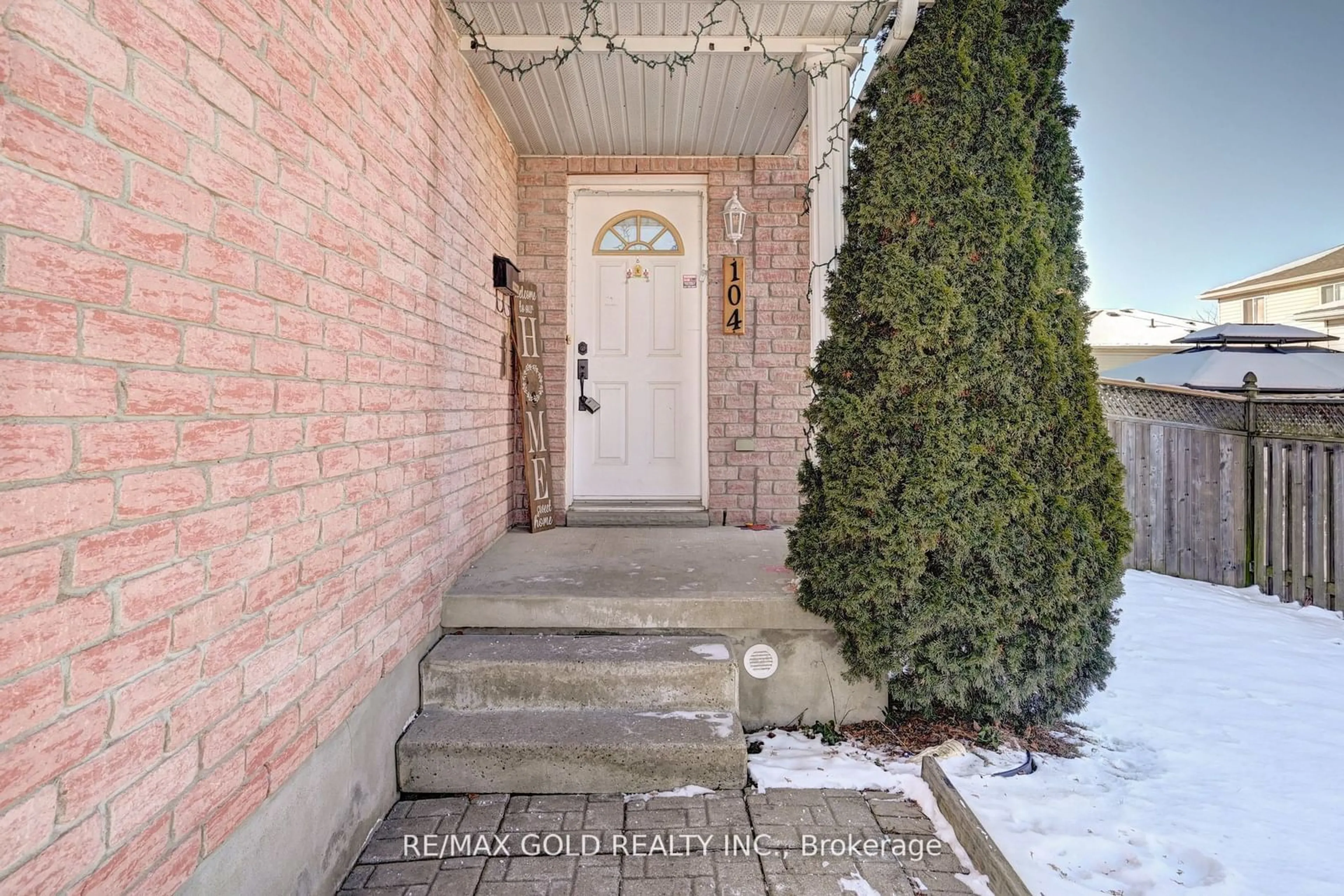 Indoor entryway for 104 Edgemere Dr, Cambridge Ontario N1P 1E9