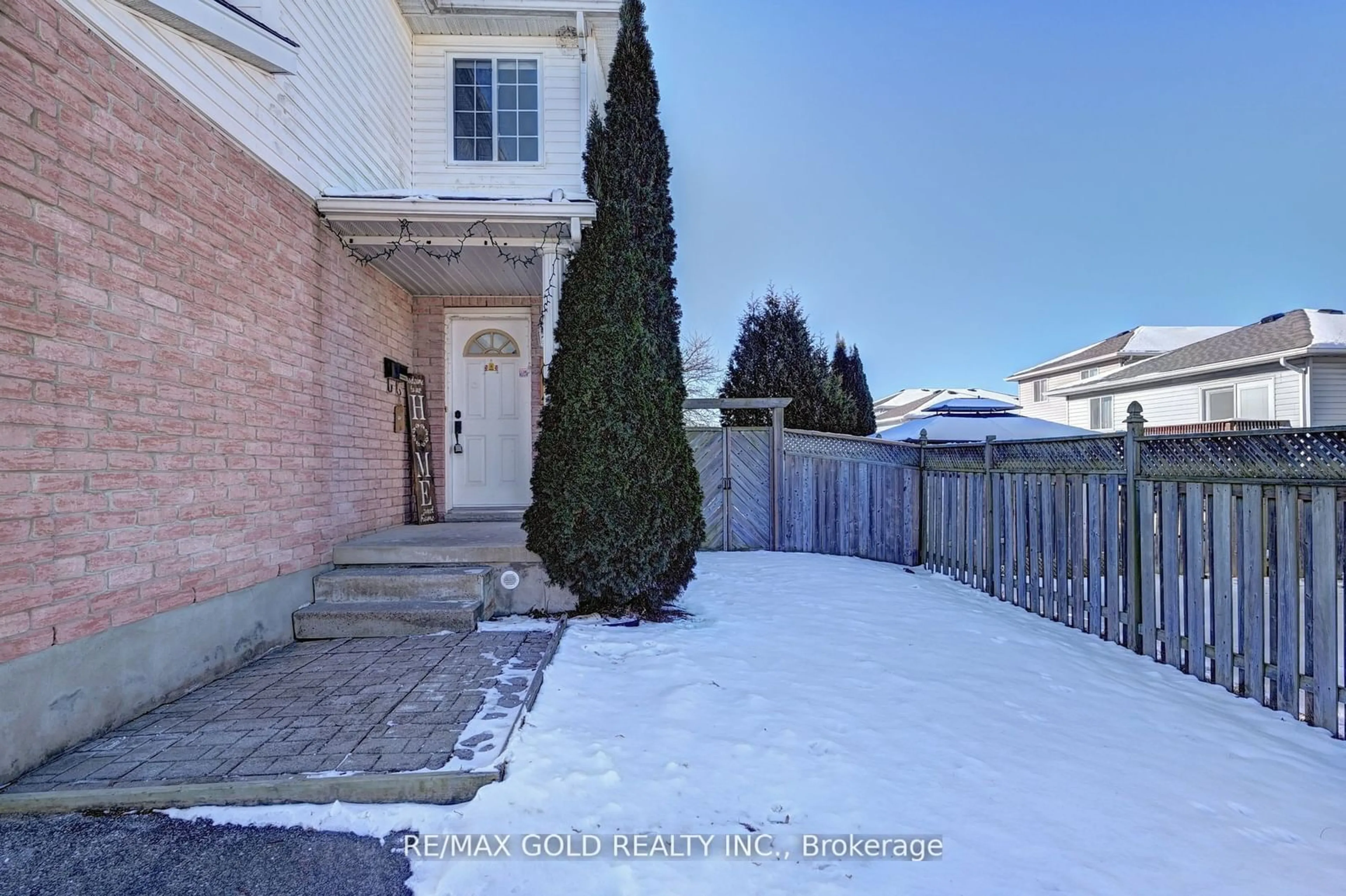 A pic from outside/outdoor area/front of a property/back of a property/a pic from drone, street for 104 Edgemere Dr, Cambridge Ontario N1P 1E9