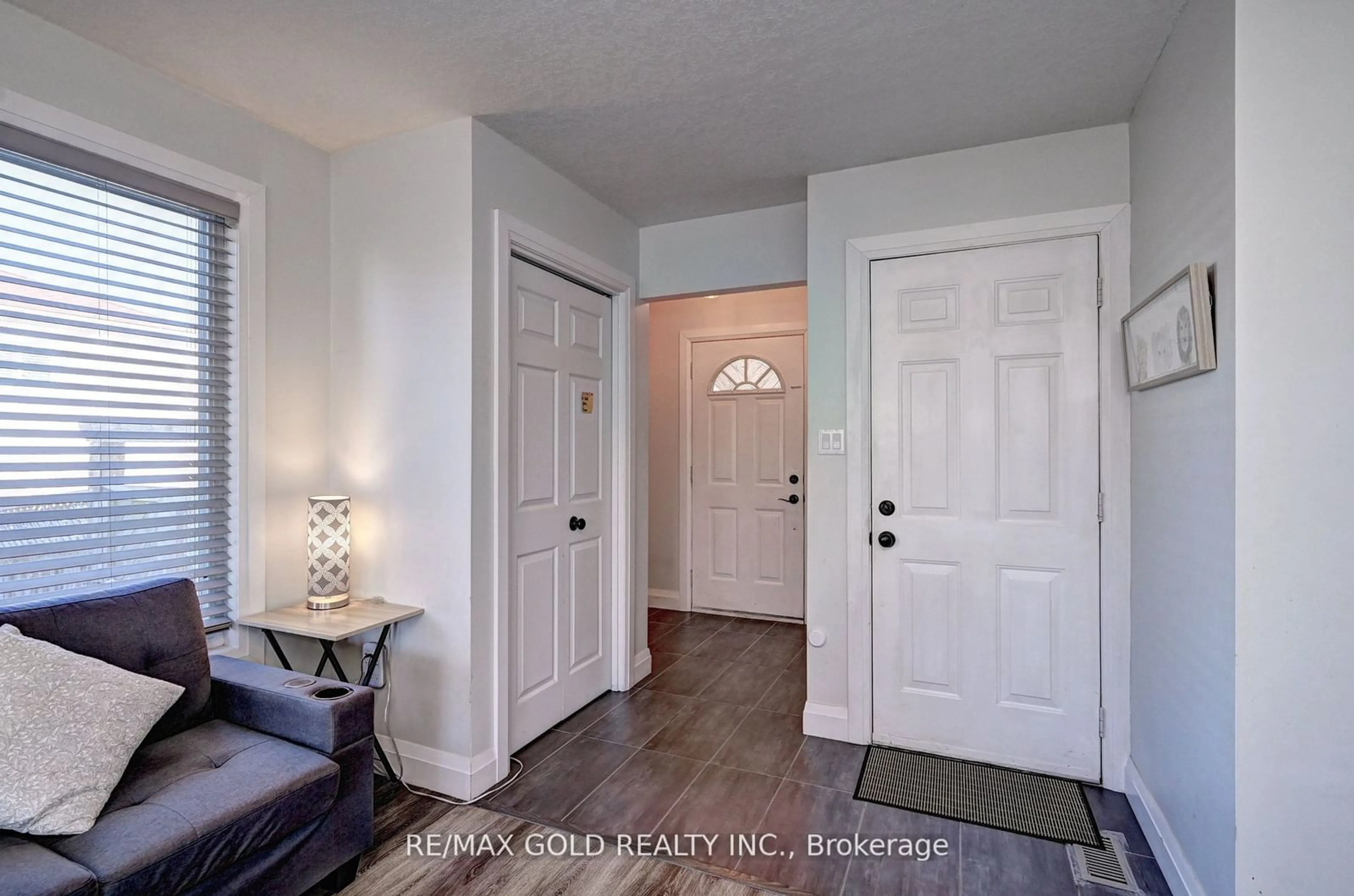 Indoor entryway for 104 Edgemere Dr, Cambridge Ontario N1P 1E9