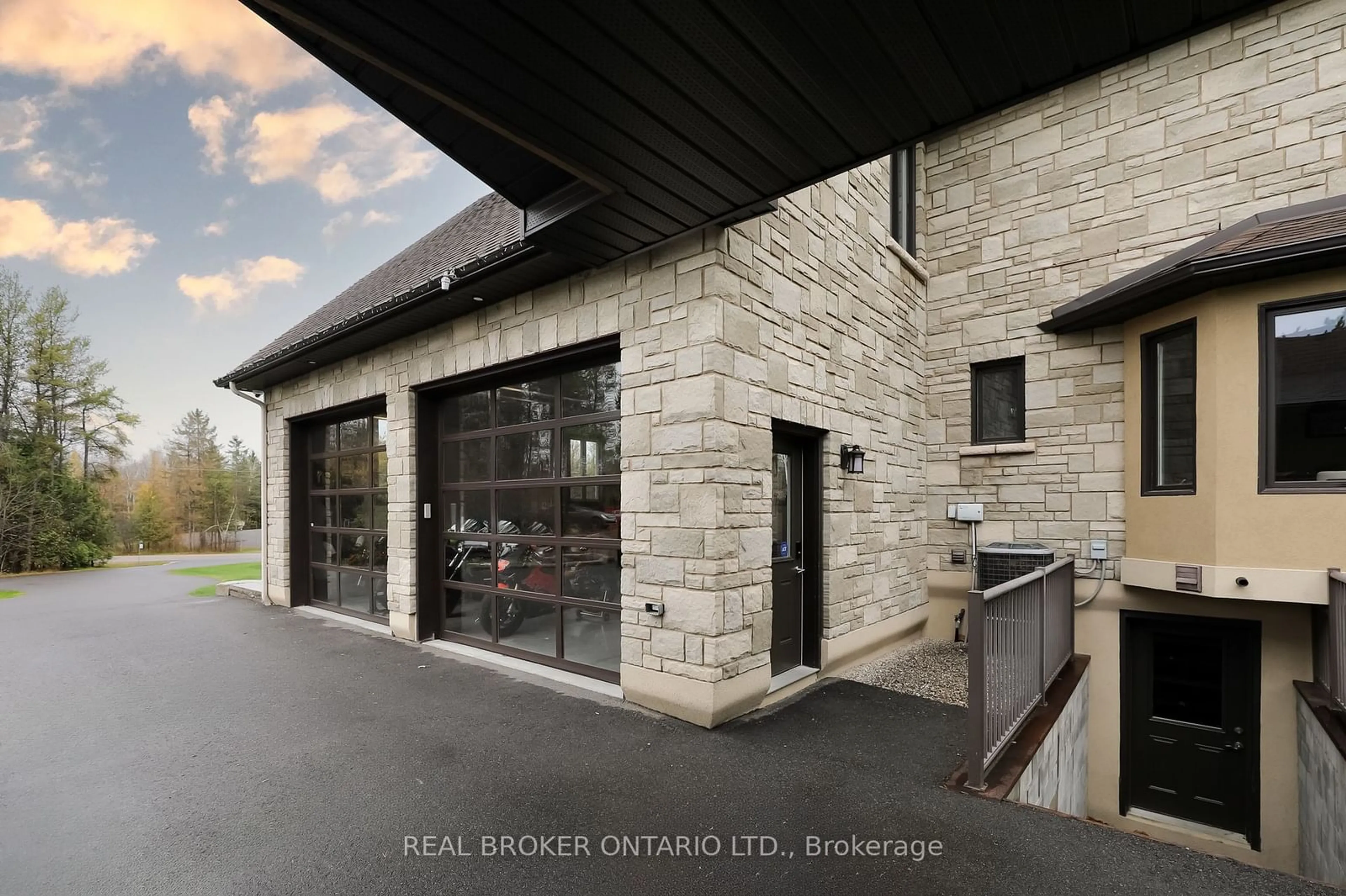 Indoor garage for 6769 Deer Run Pl, Manotick - Kars - Rideau Twp and Area Ontario K0A 2T0