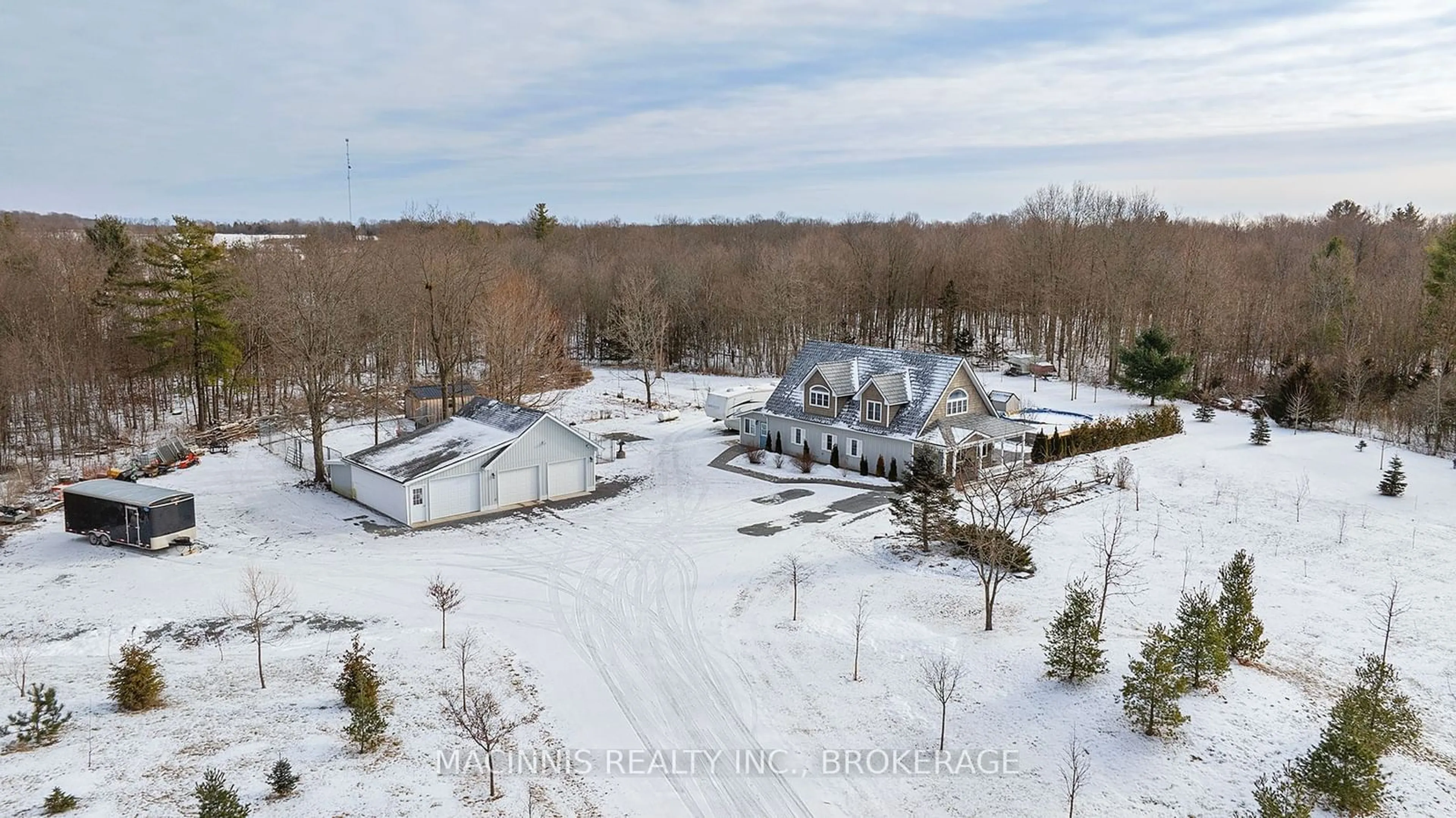 A pic from outside/outdoor area/front of a property/back of a property/a pic from drone, unknown for 113 Country Woods Dr, South Frontenac Ontario K0H 1V0