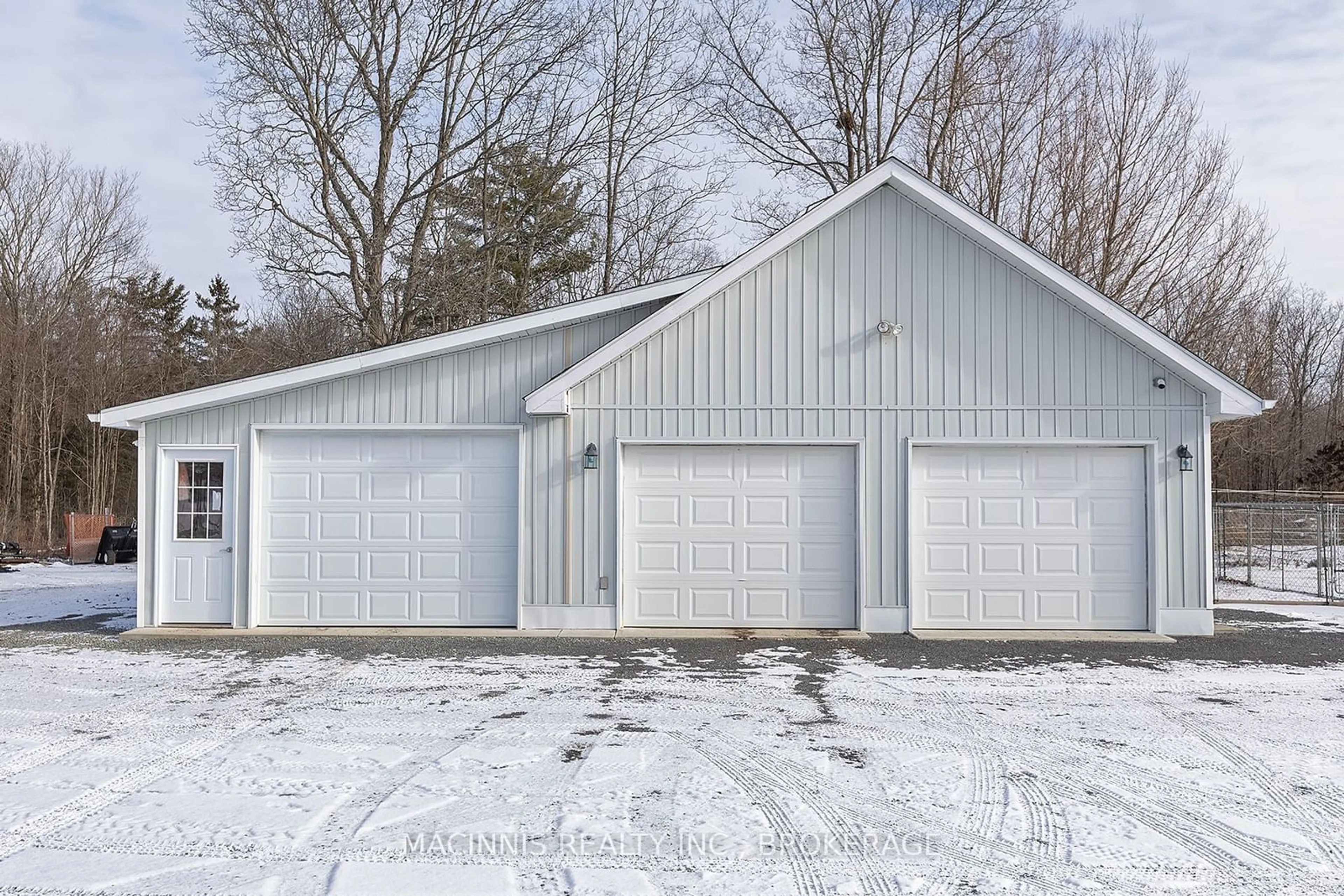 Indoor garage for 113 Country Woods Dr, South Frontenac Ontario K0H 1V0