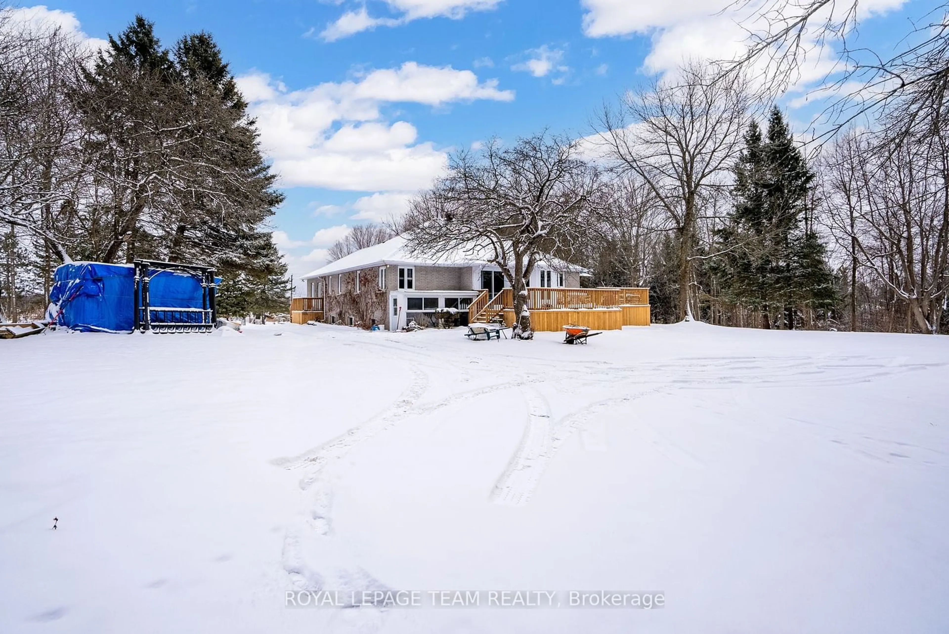 A pic from outside/outdoor area/front of a property/back of a property/a pic from drone, unknown for 6540 Rae Rd, South Glengarry Ontario K6H 7R9