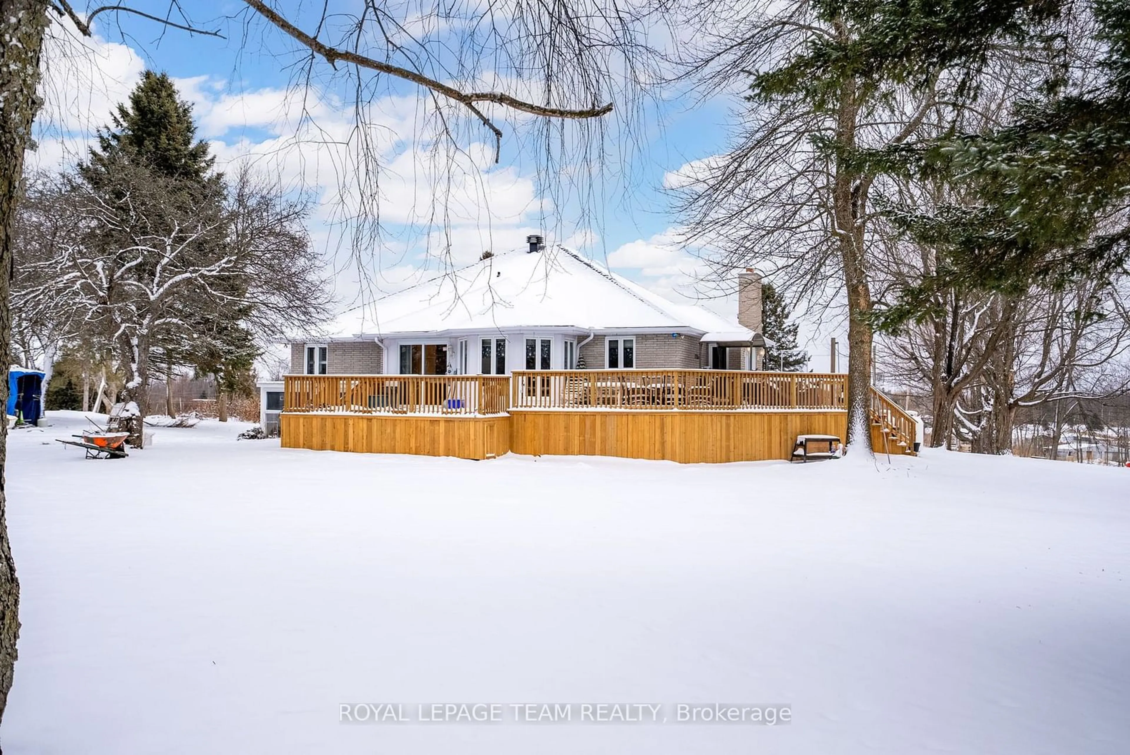 A pic from outside/outdoor area/front of a property/back of a property/a pic from drone, unknown for 6540 Rae Rd, South Glengarry Ontario K6H 7R9