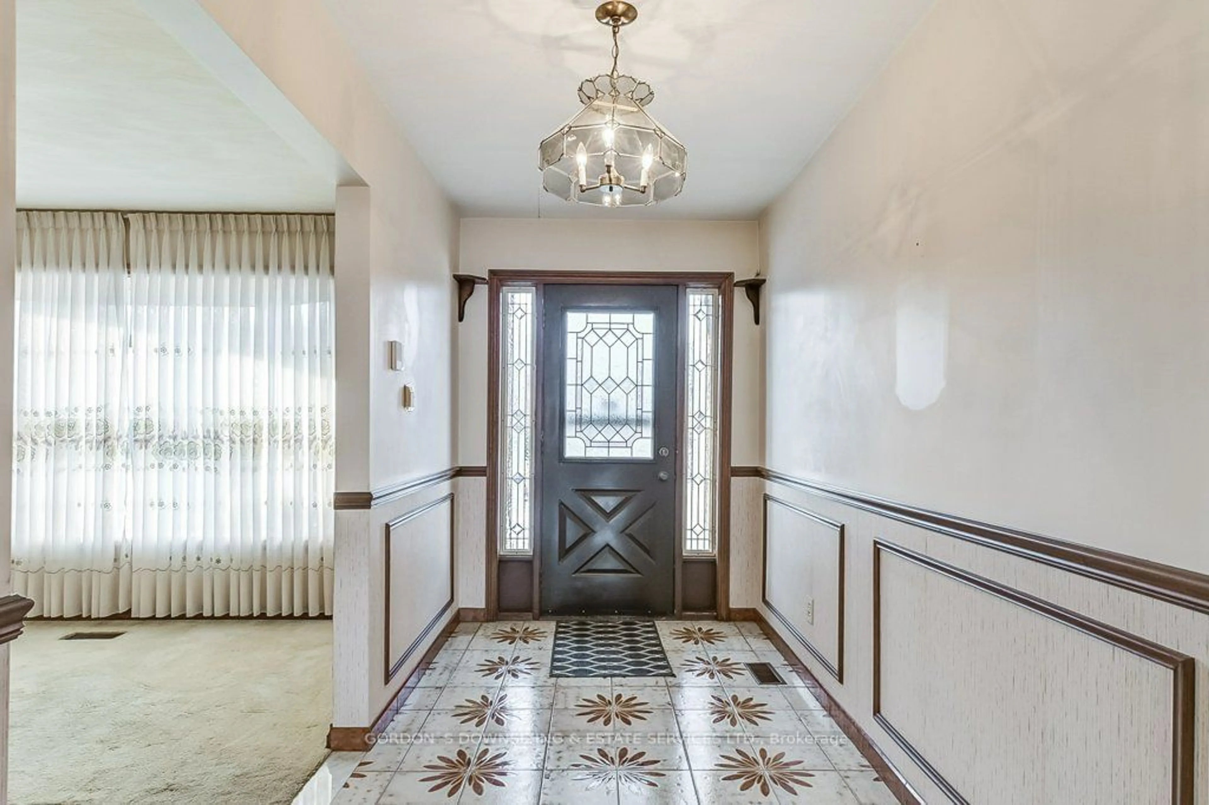 Indoor foyer for 16 Alder Crt, Hamilton Ontario L8G 4K5