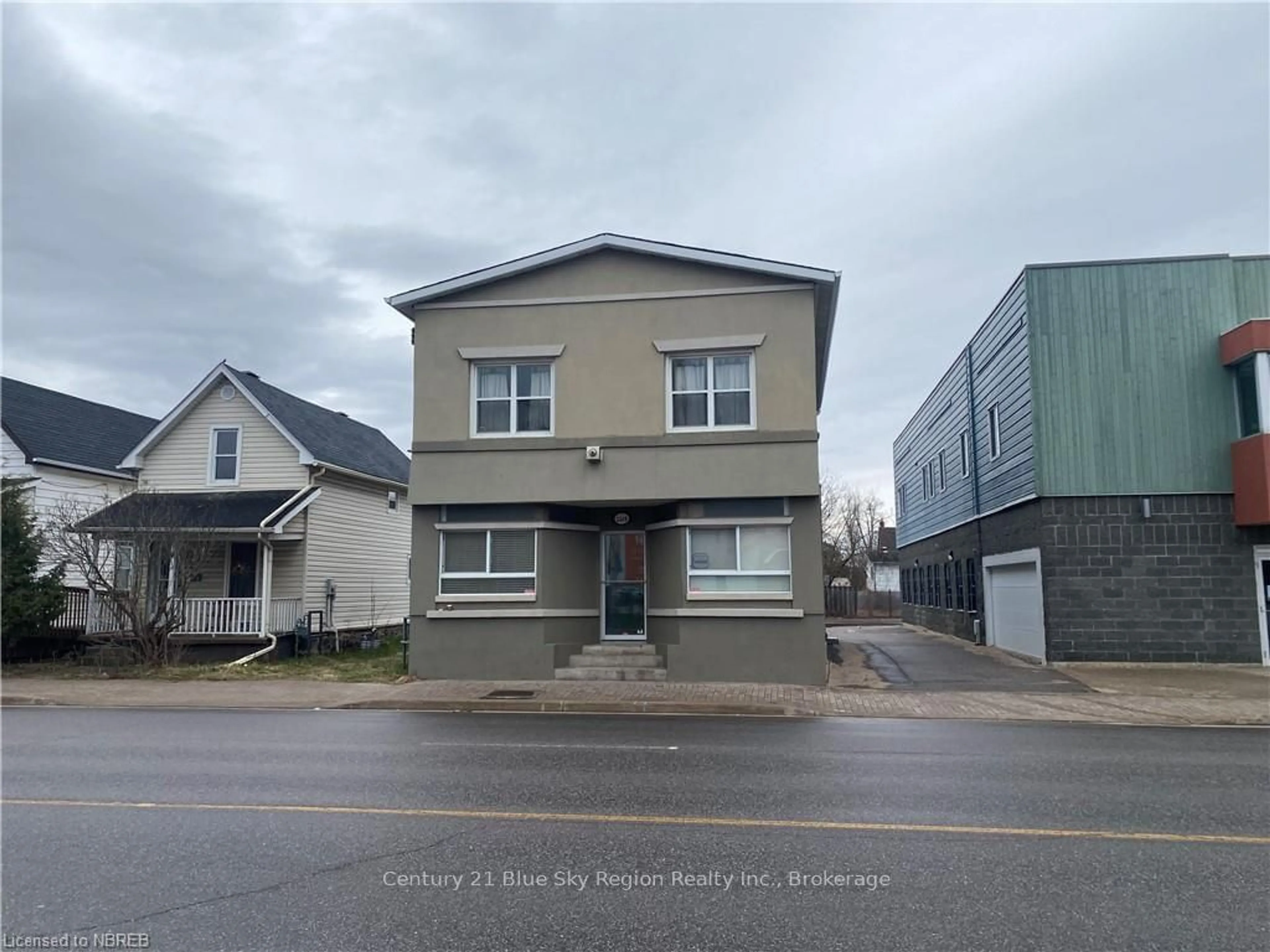 A pic from outside/outdoor area/front of a property/back of a property/a pic from drone, street for 1149 CASSELLS St, North Bay Ontario P1B 4B4