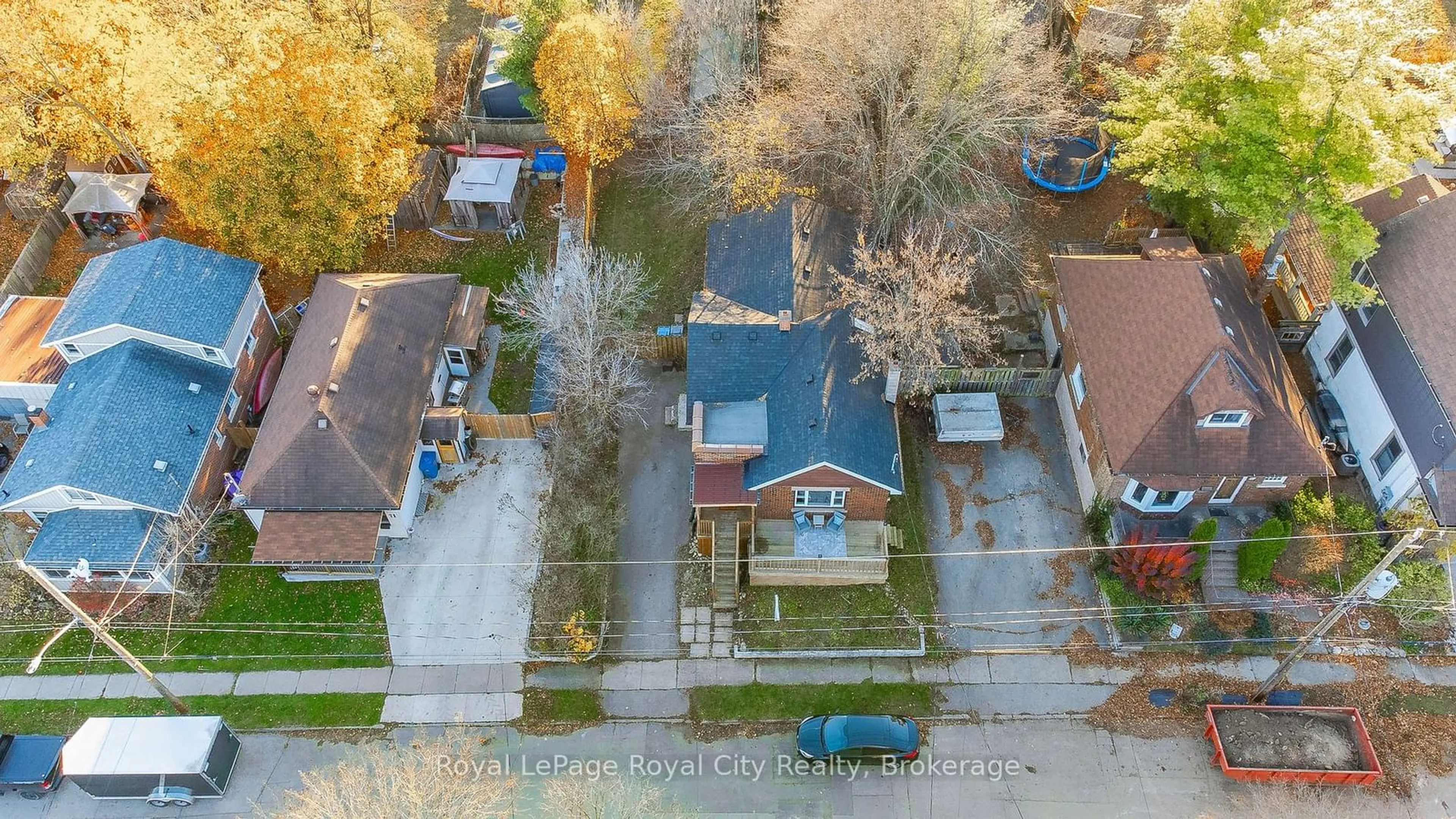 A pic from outside/outdoor area/front of a property/back of a property/a pic from drone, street for 67 HAYES Ave, Guelph Ontario N1E 5V7