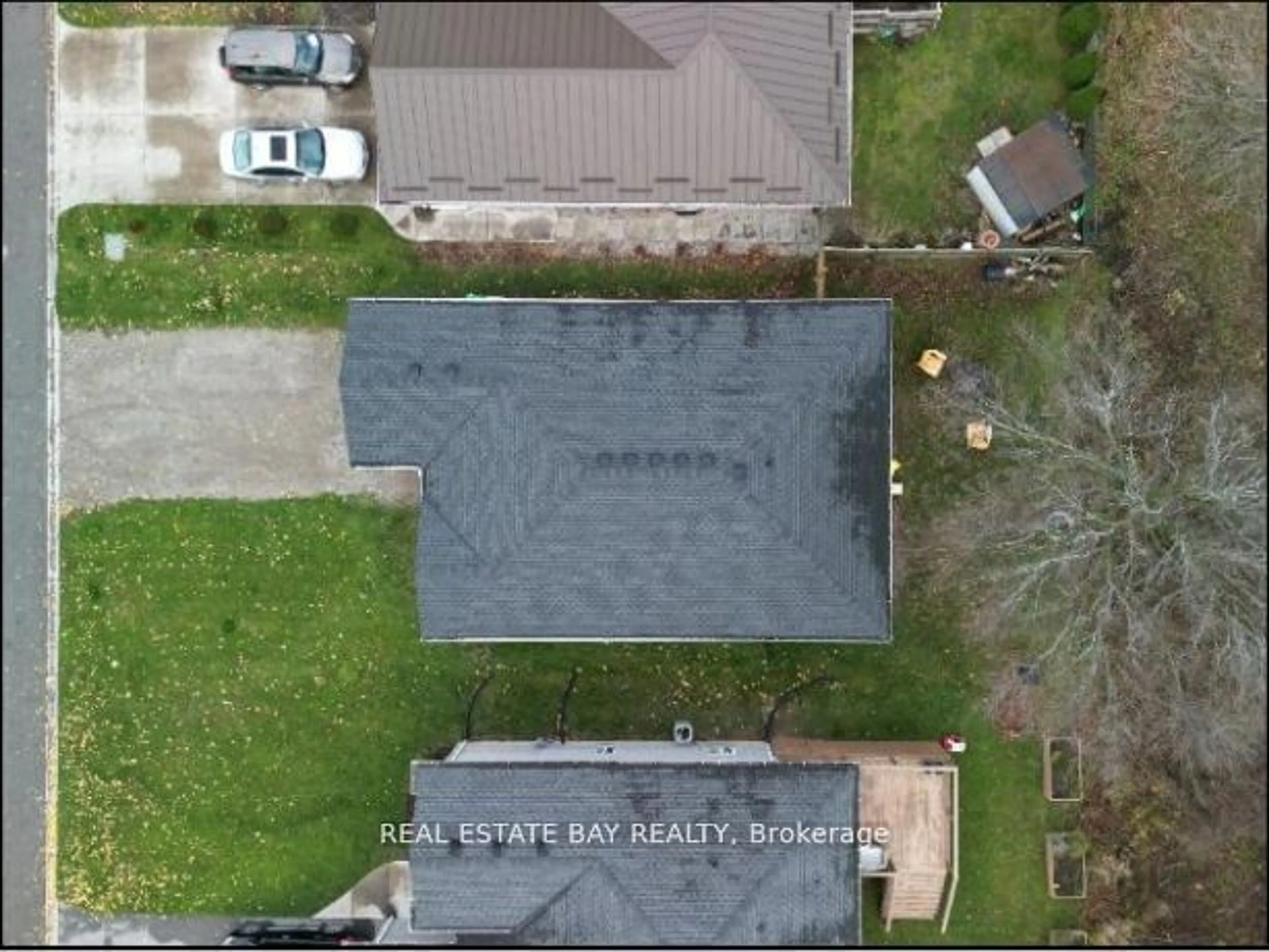 A pic from outside/outdoor area/front of a property/back of a property/a pic from drone, street for 271 SOUTH St, Southwest Middlesex Ontario N0L 1M0