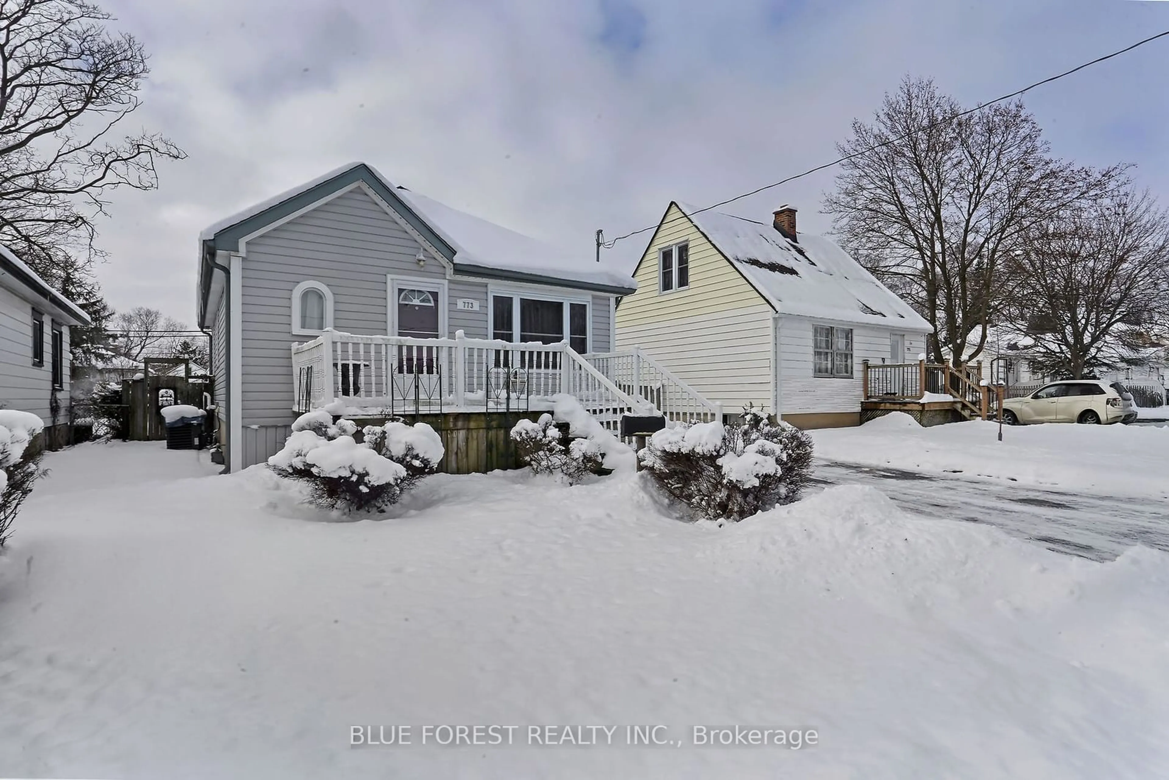 A pic from outside/outdoor area/front of a property/back of a property/a pic from drone, street for 773 Curry St, London Ontario N5Y 1N5