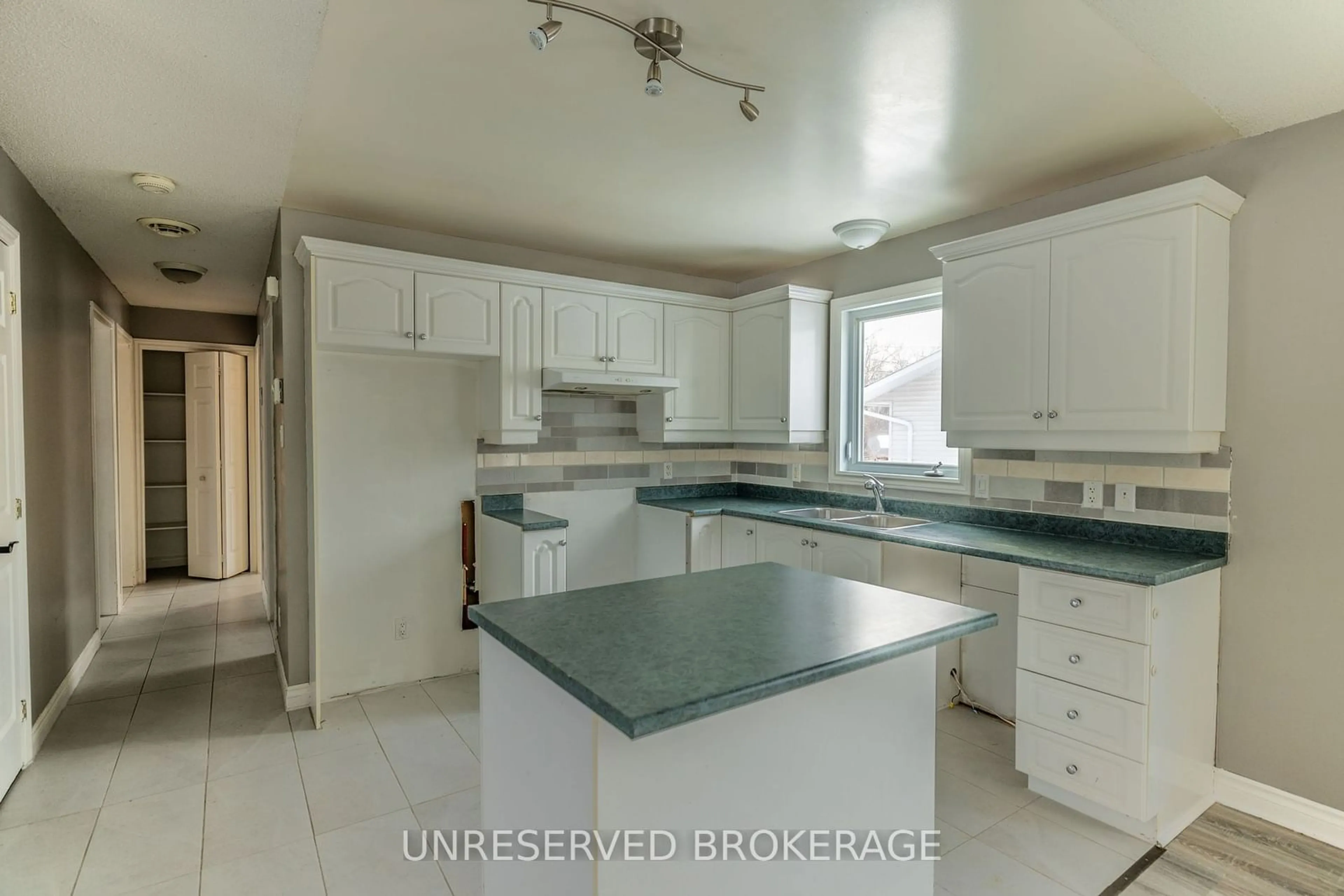 Standard kitchen, unknown for 39 Pearl St, Smiths Falls Ontario K7A 5G5