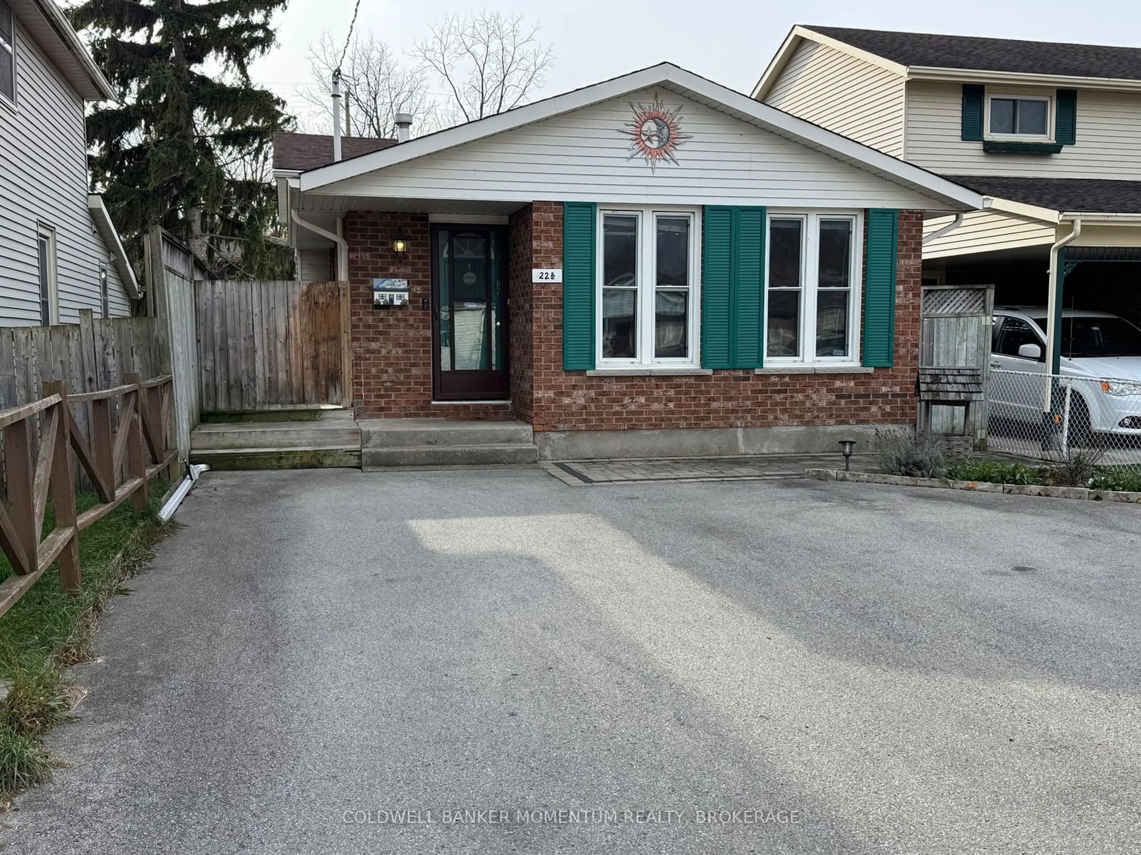 A pic from outside/outdoor area/front of a property/back of a property/a pic from drone, street for 22 1/2 Durham Dr, St. Catharines Ontario L2M 1B9