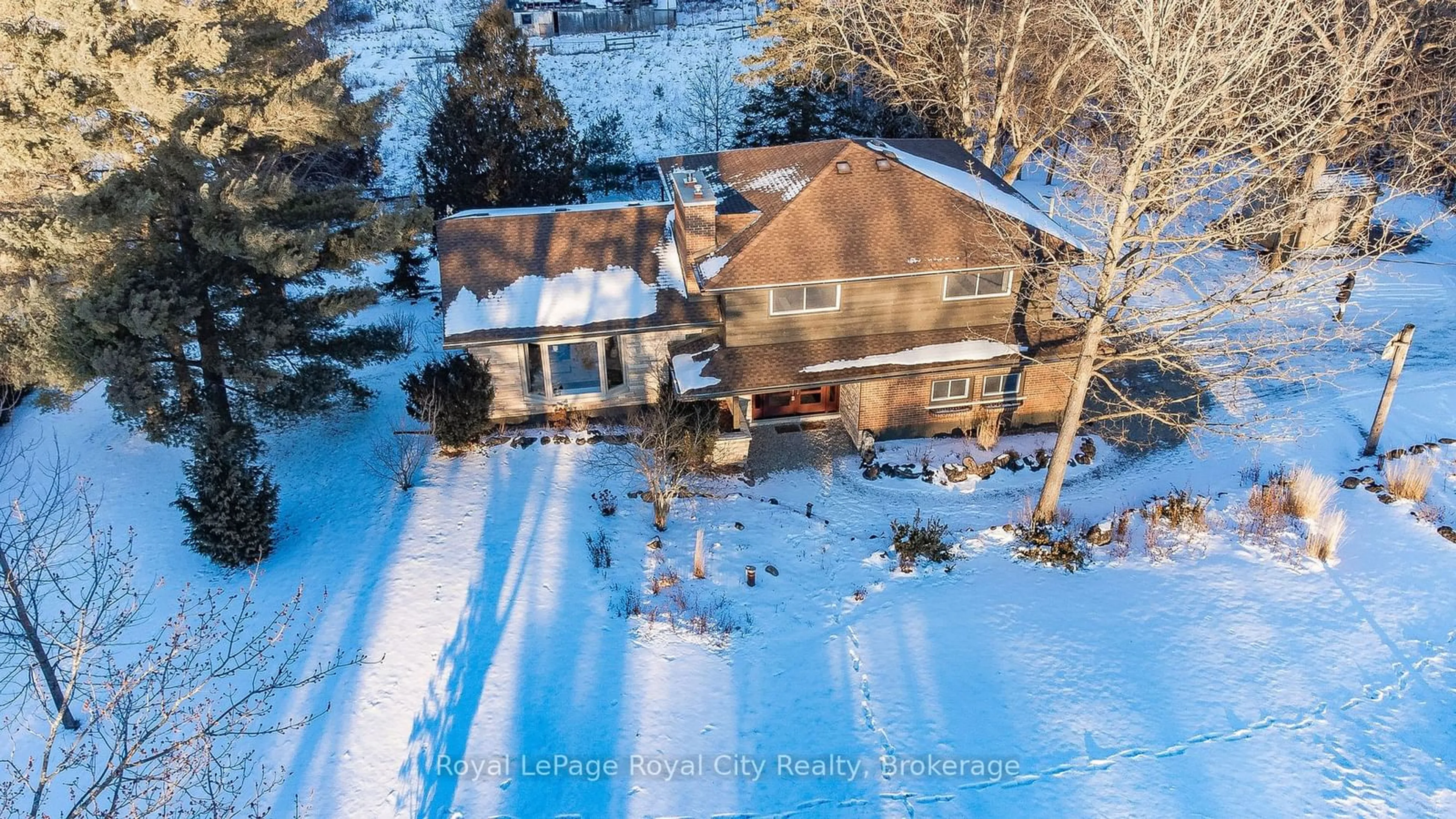 A pic from outside/outdoor area/front of a property/back of a property/a pic from drone, street for 940 WATSON Rd, Puslinch Ontario N0B 2J0