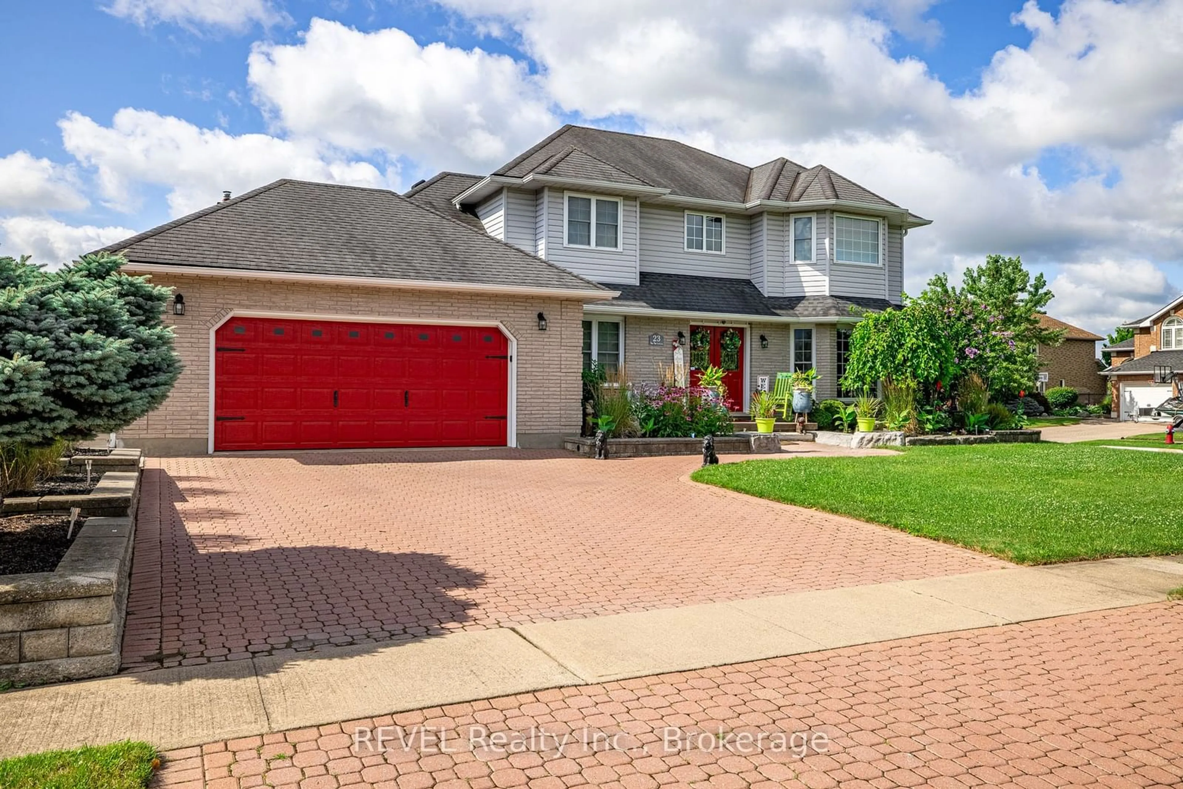 A pic from outside/outdoor area/front of a property/back of a property/a pic from drone, street for 23 Green Meadow Cres, Welland Ontario L3C 6X2