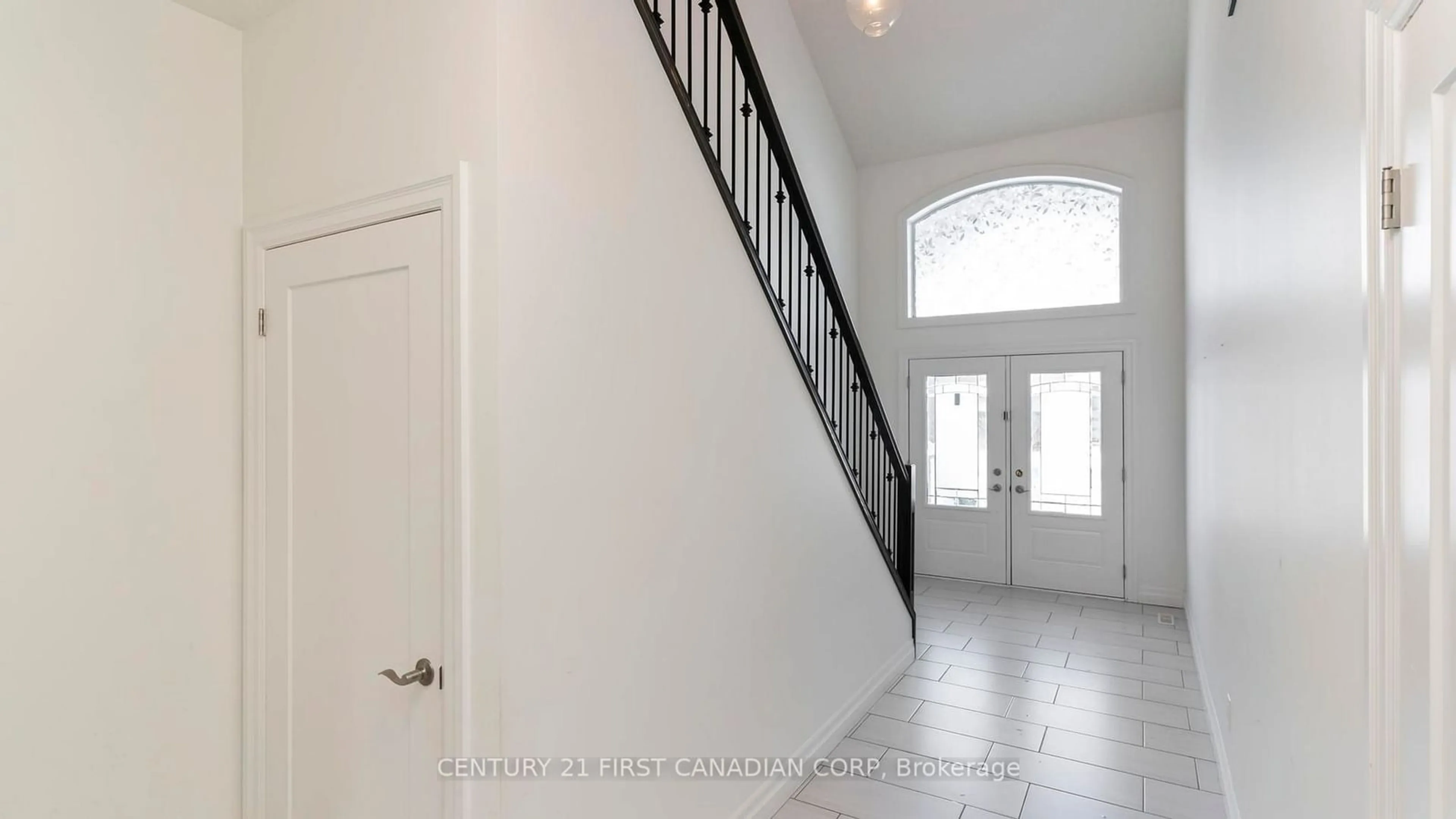 Indoor entryway for 2005 Wateroak Dr, London Ontario N6G 0M6