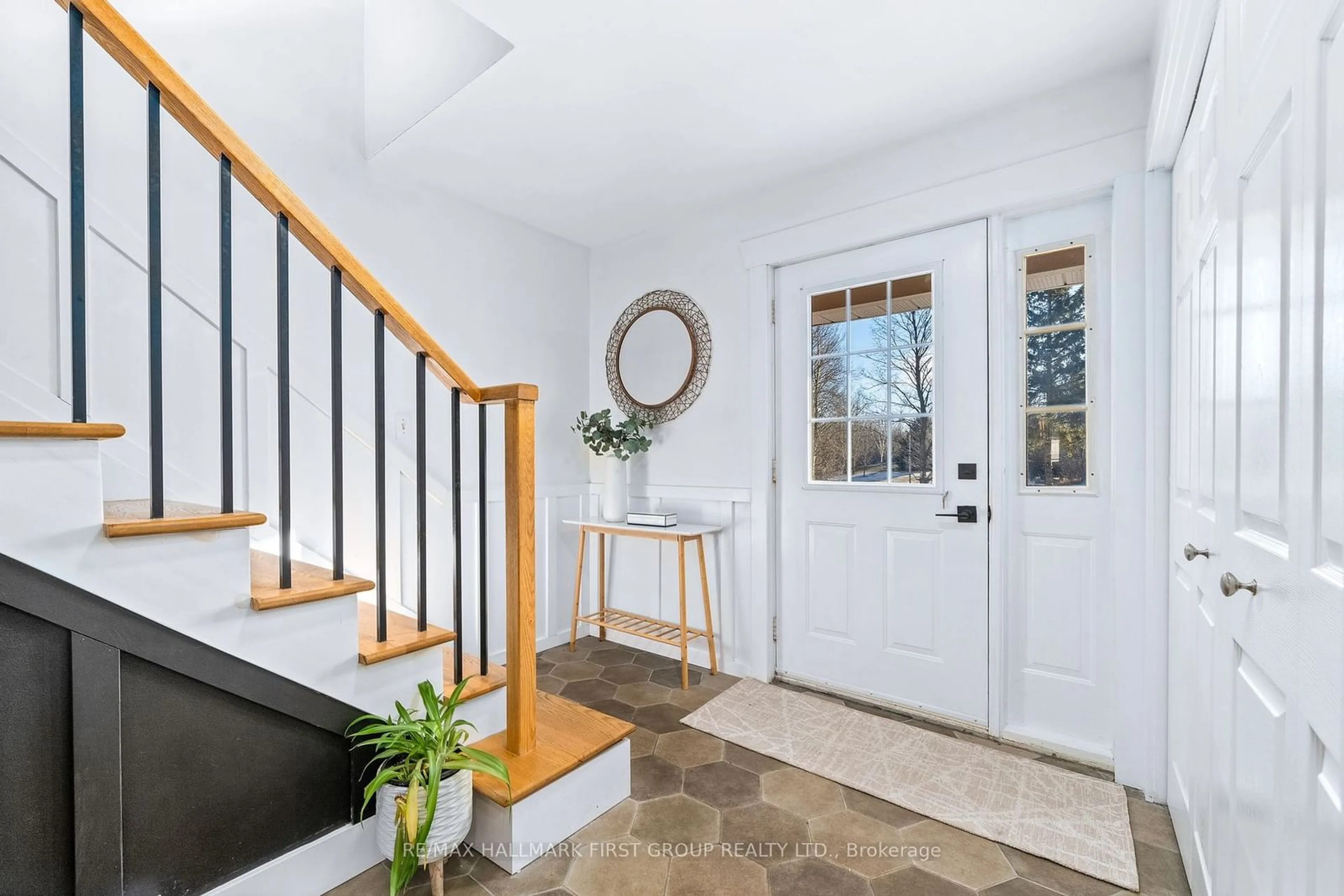 Indoor entryway for 576 2nd Dug Hill Rd, Quinte West Ontario K8V 0B7