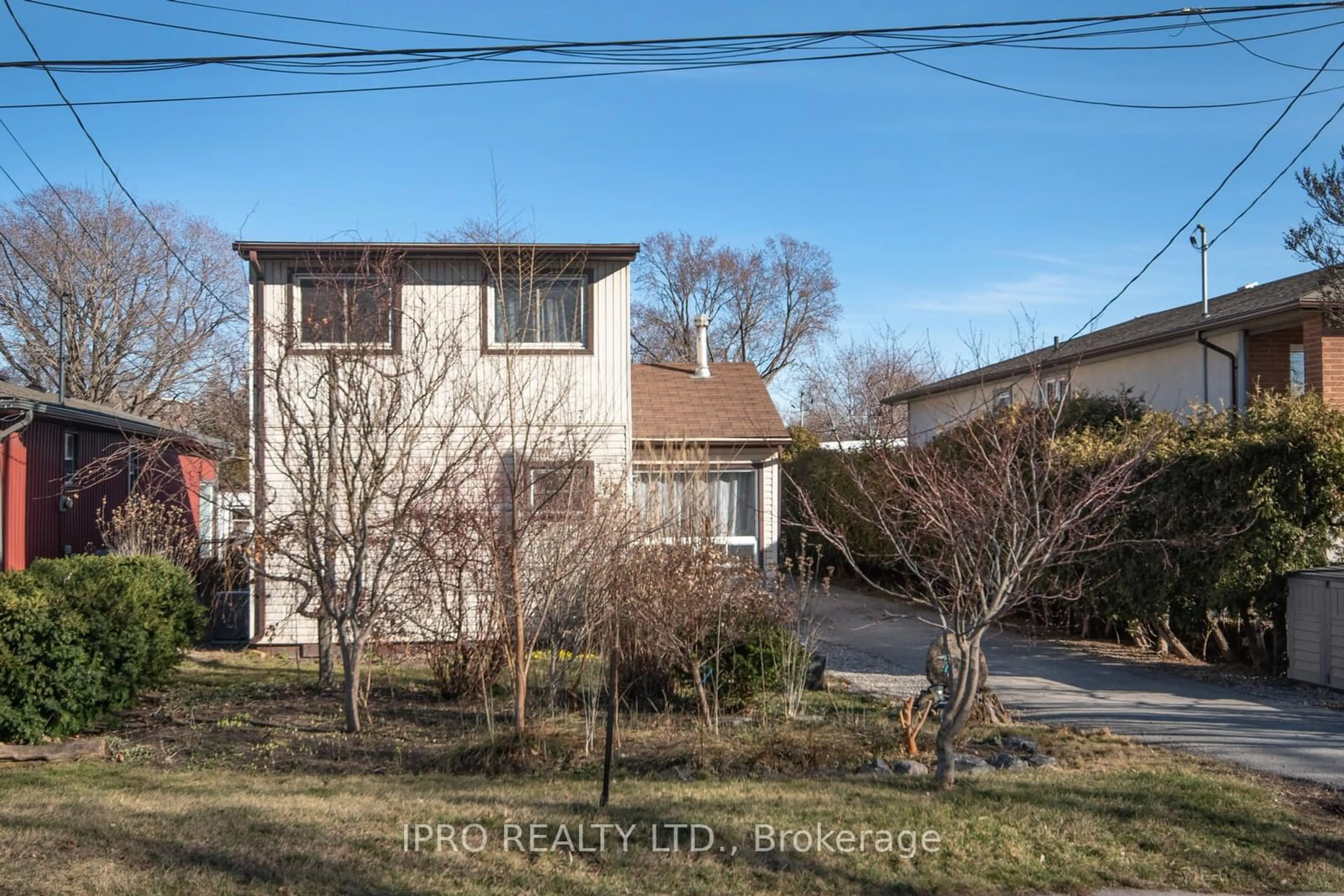 A pic from outside/outdoor area/front of a property/back of a property/a pic from drone, street for 74 Pinelands Ave, Hamilton Ontario L8E 3A9