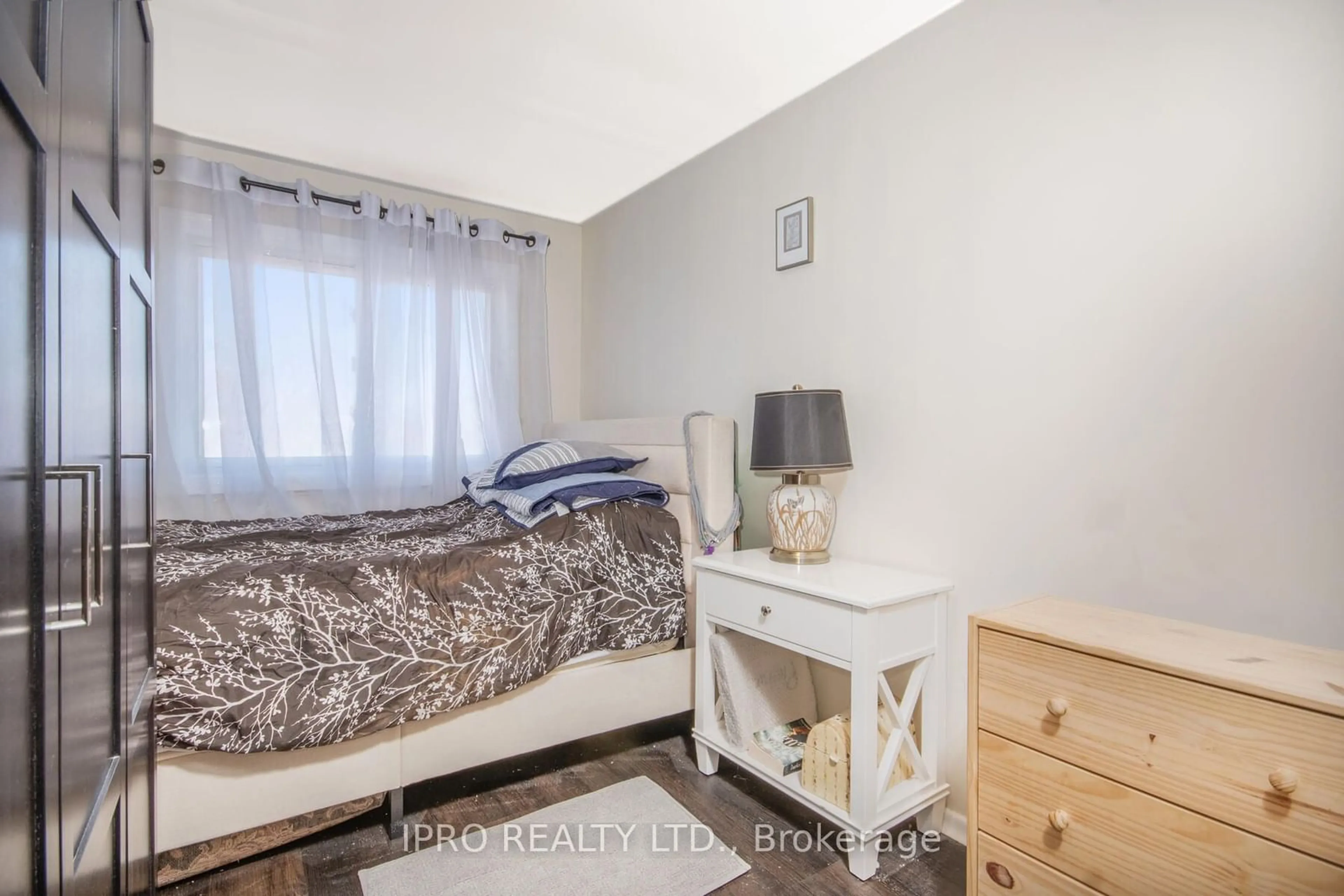 Bedroom with bed, unknown for 74 Pinelands Ave, Hamilton Ontario L8E 3A9