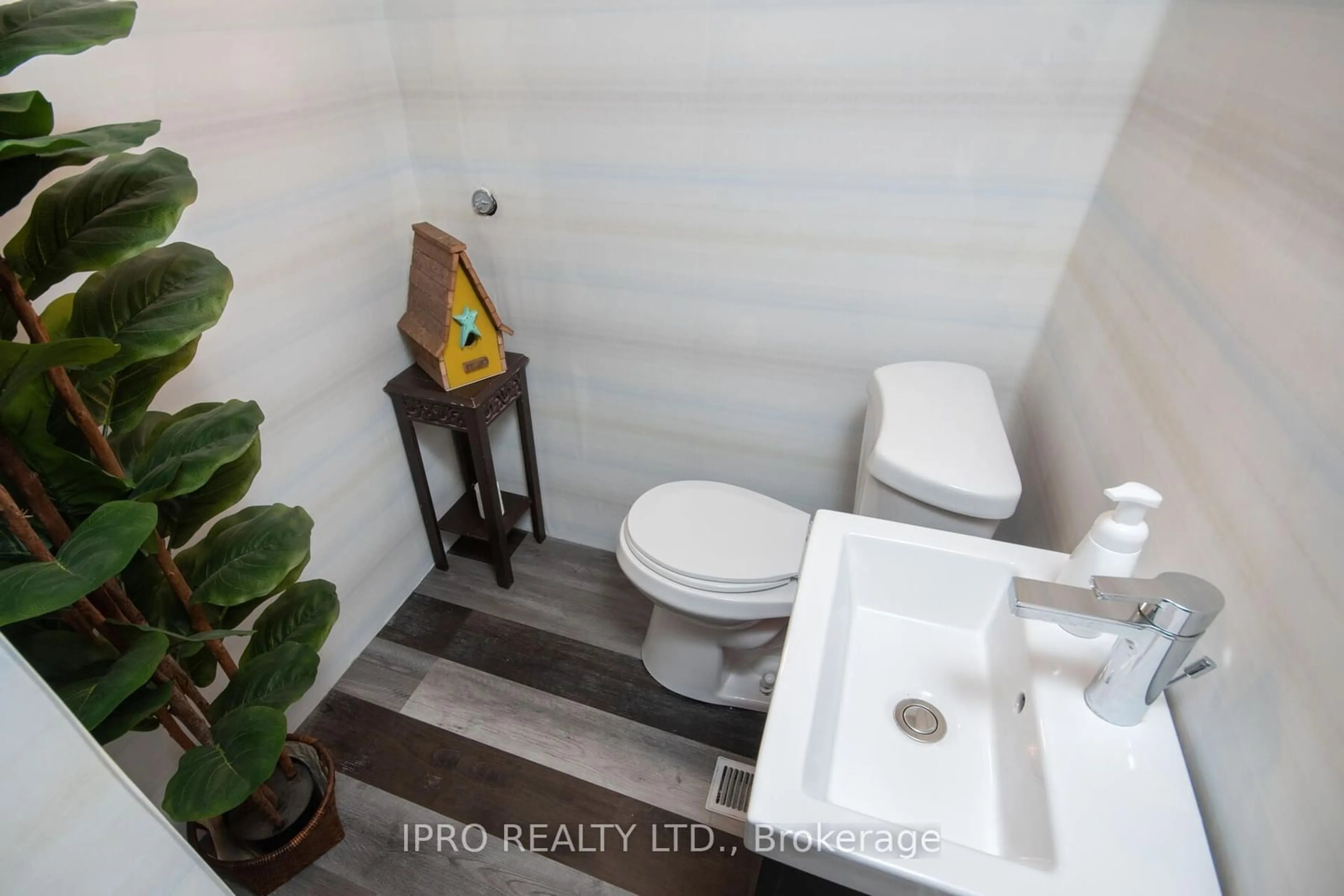 Standard bathroom, unknown for 74 Pinelands Ave, Hamilton Ontario L8E 3A9