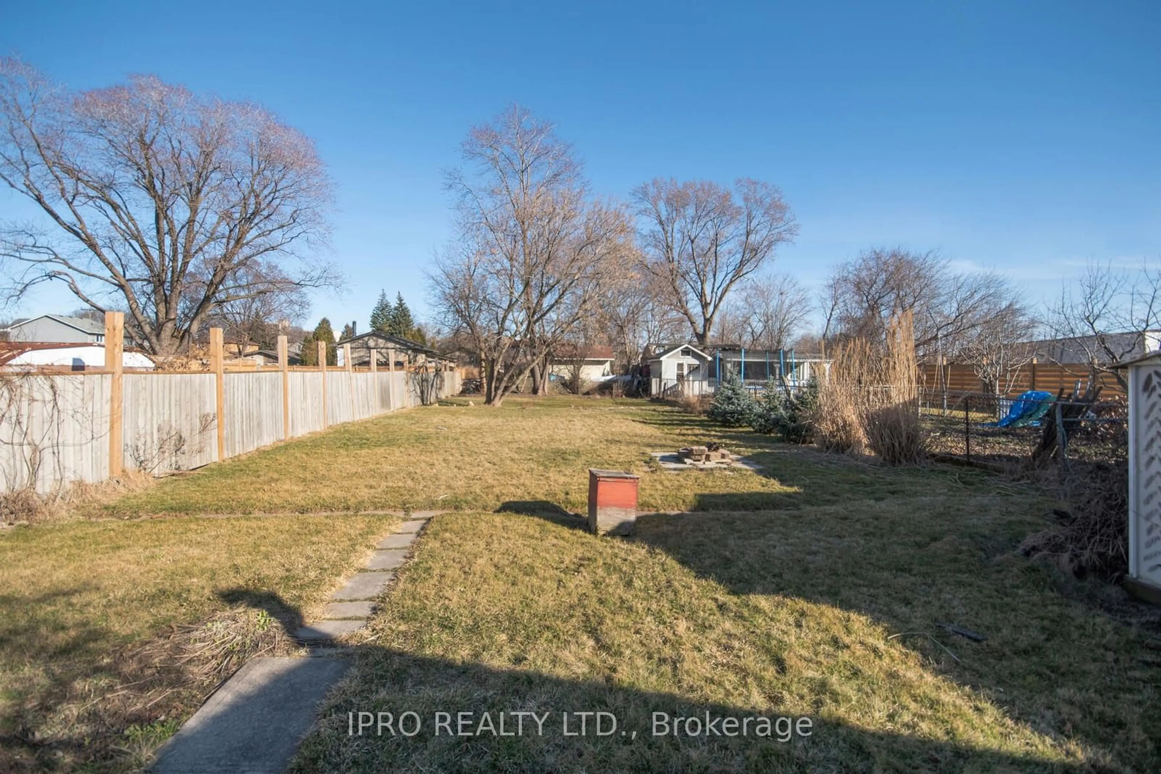 A pic from outside/outdoor area/front of a property/back of a property/a pic from drone, street for 74 Pinelands Ave, Hamilton Ontario L8E 3A9