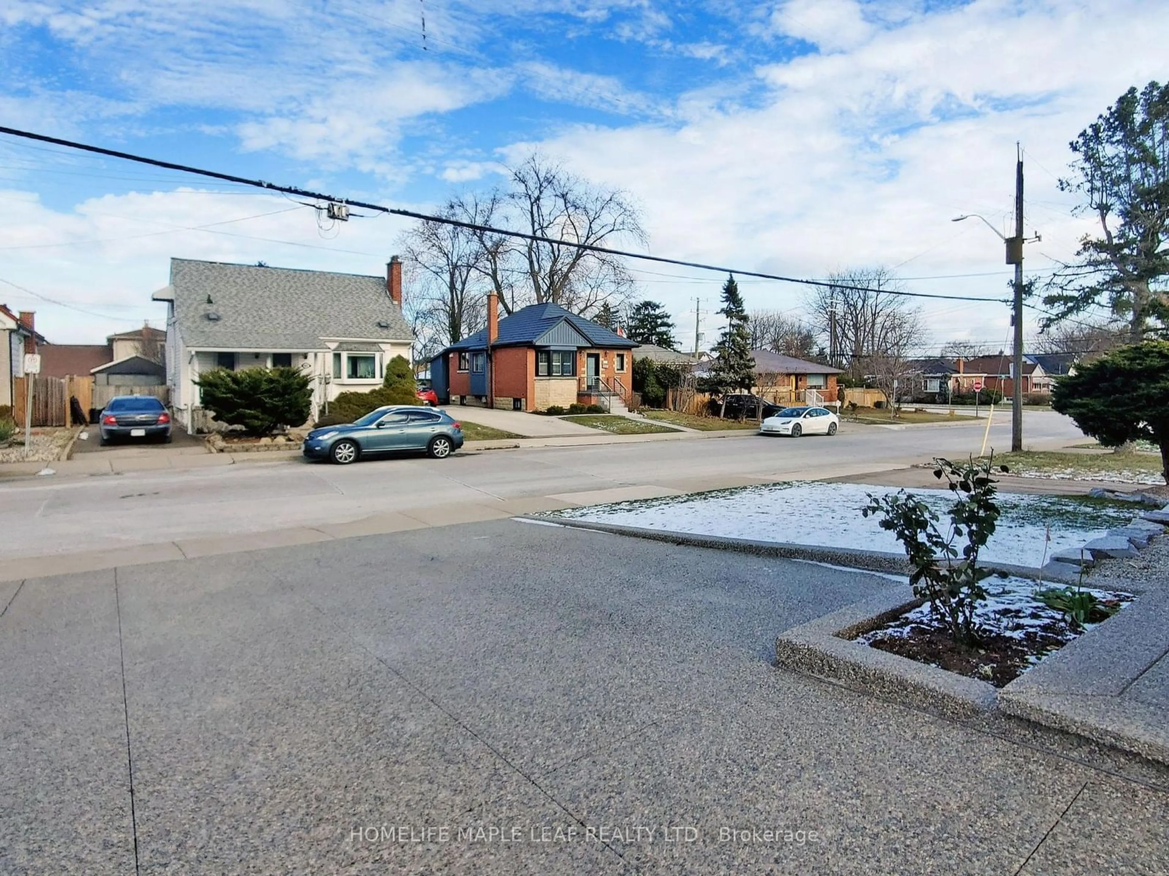 A pic from outside/outdoor area/front of a property/back of a property/a pic from drone, street for 62 Montrose Ave, Hamilton Ontario L8K 4Y4