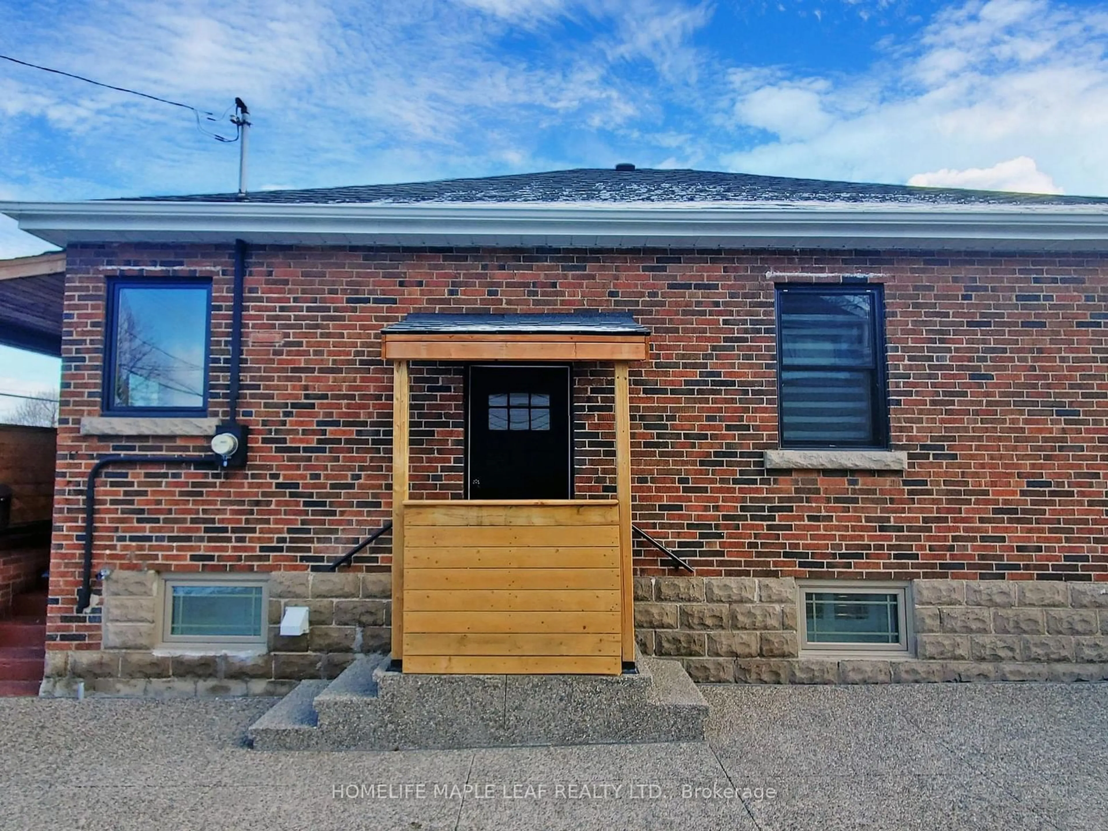 Home with brick exterior material, building for 62 Montrose Ave, Hamilton Ontario L8K 4Y4