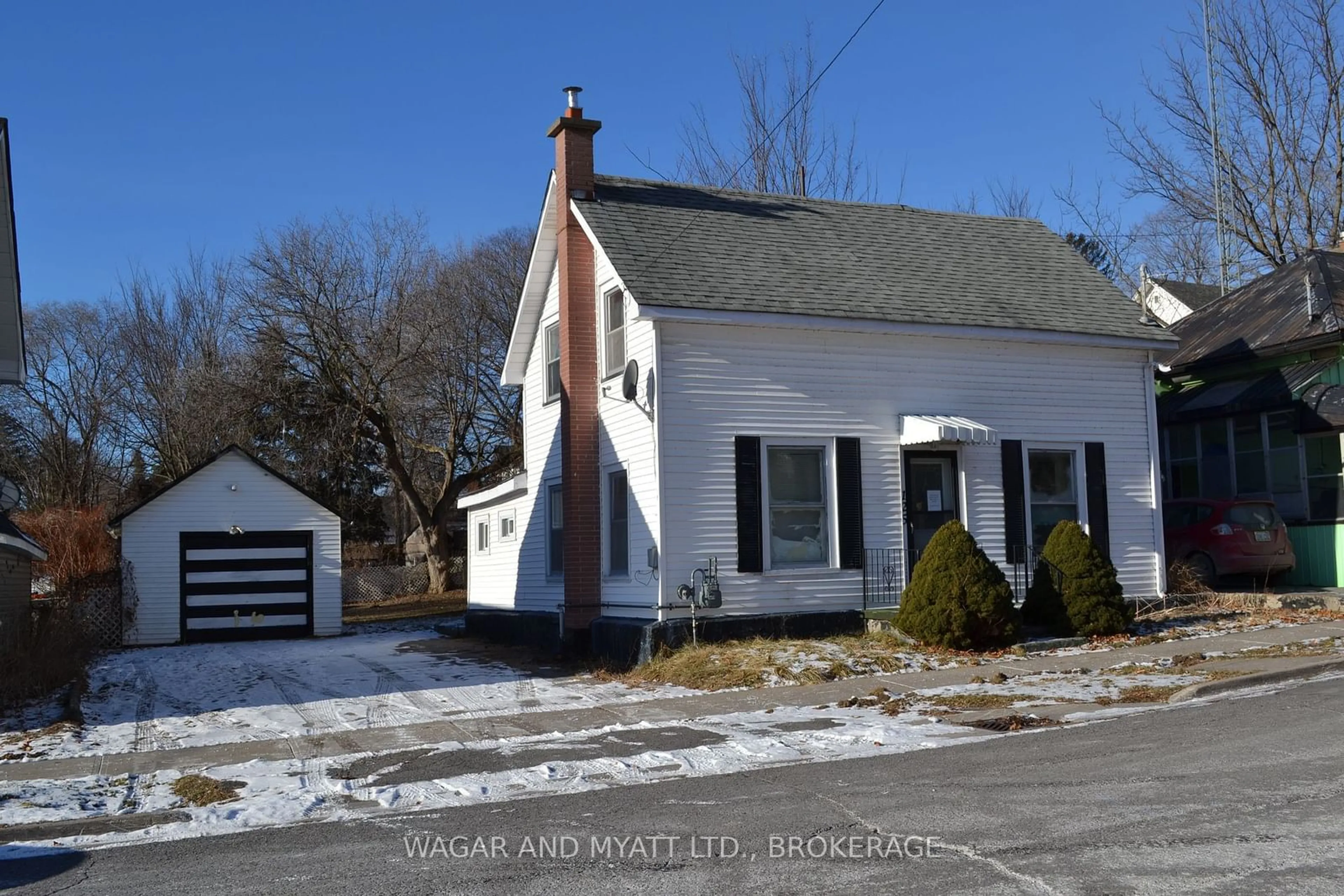 Home with vinyl exterior material, street for 125 Centre St, Deseronto Ontario K0K 1X0