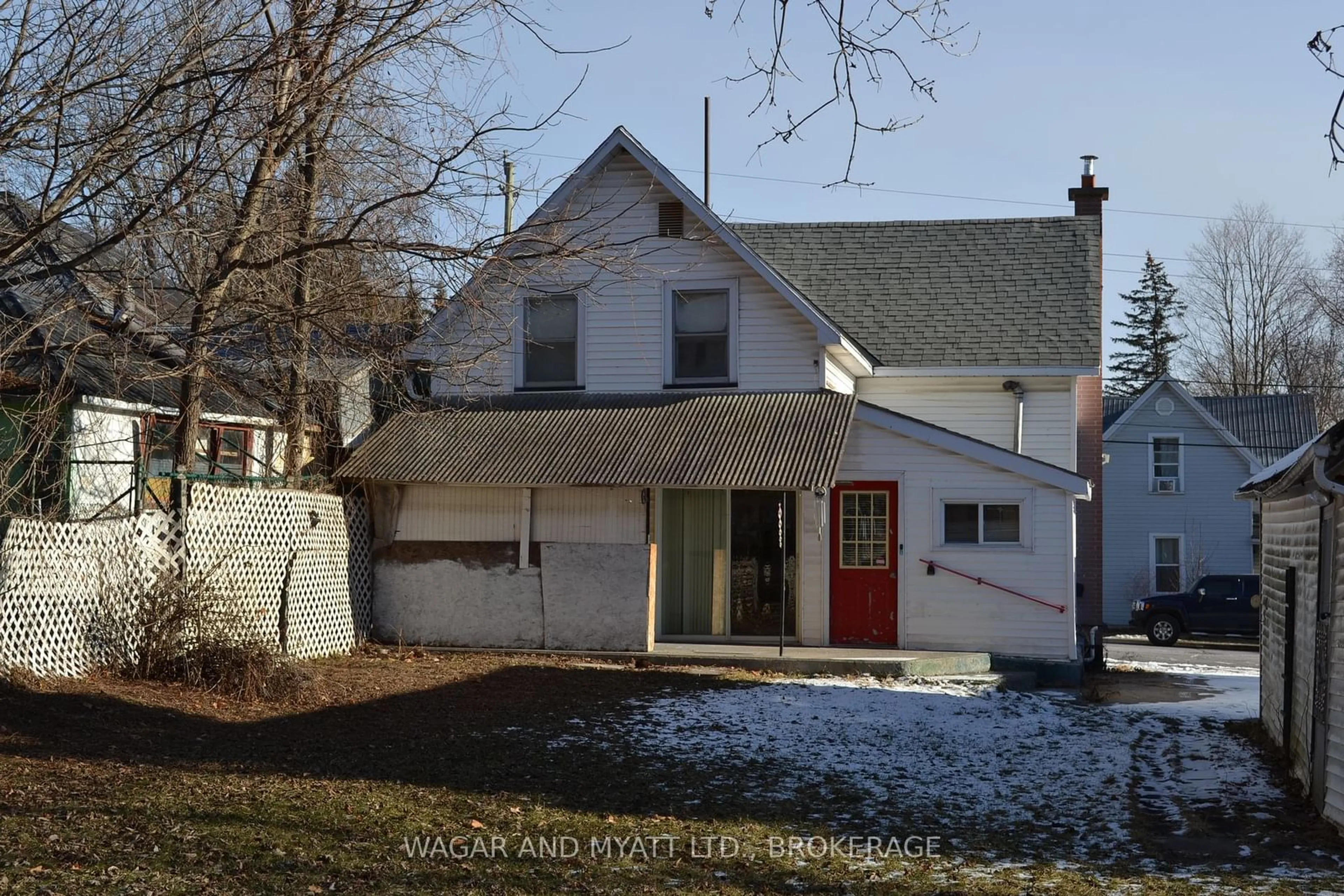 A pic from outside/outdoor area/front of a property/back of a property/a pic from drone, street for 125 Centre St, Deseronto Ontario K0K 1X0