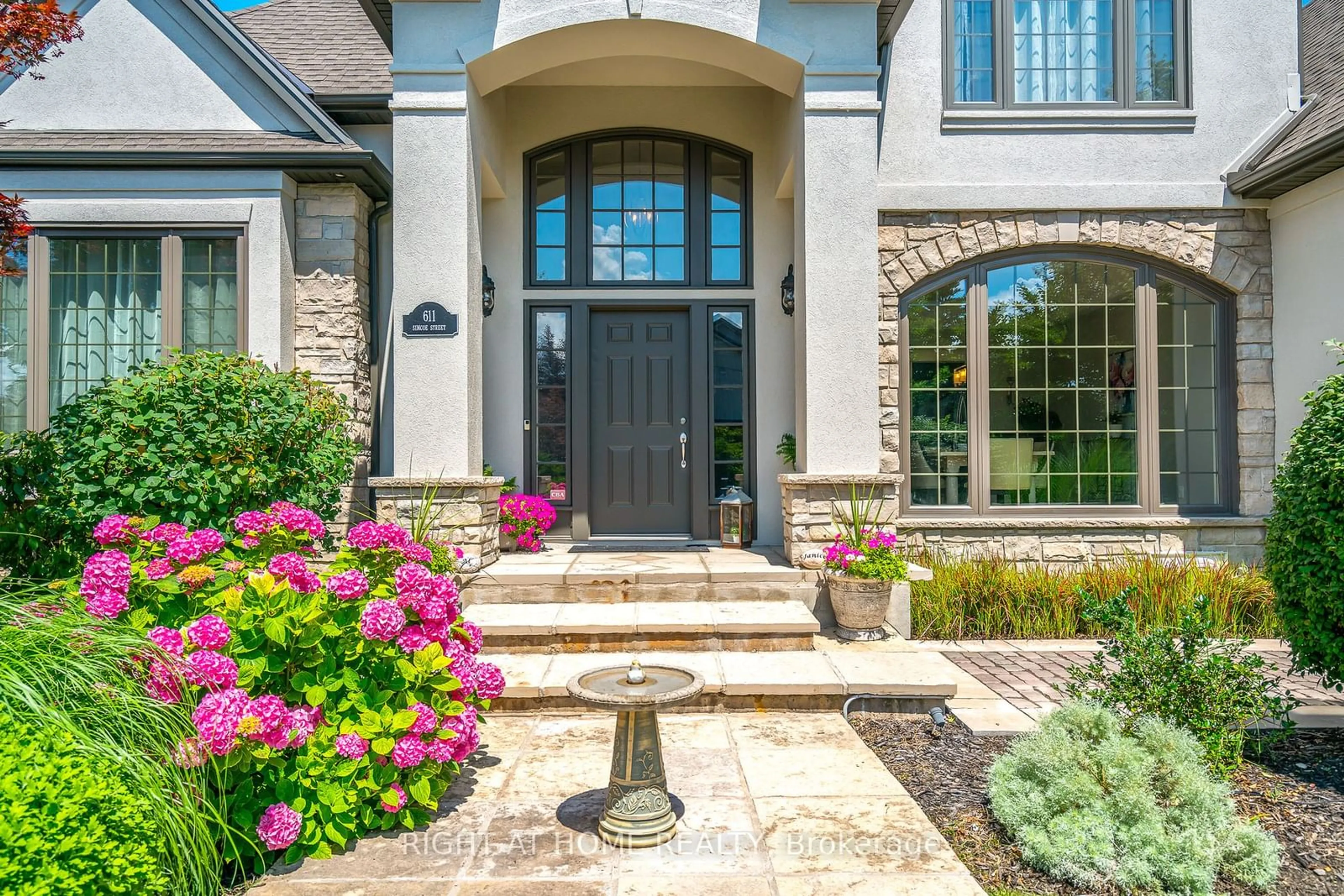 Indoor entryway for 611 Simcoe St, Niagara-on-the-Lake Ontario L0S 1J0