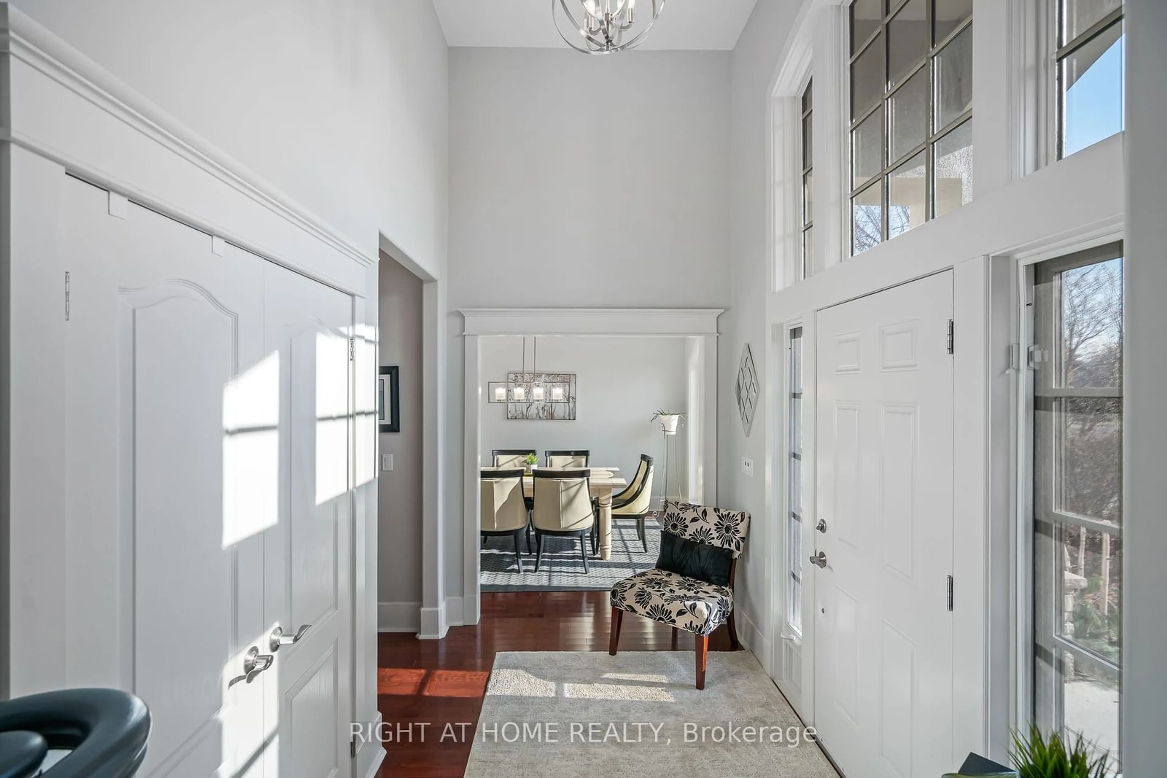 Indoor entryway for 611 Simcoe St, Niagara-on-the-Lake Ontario L0S 1J0