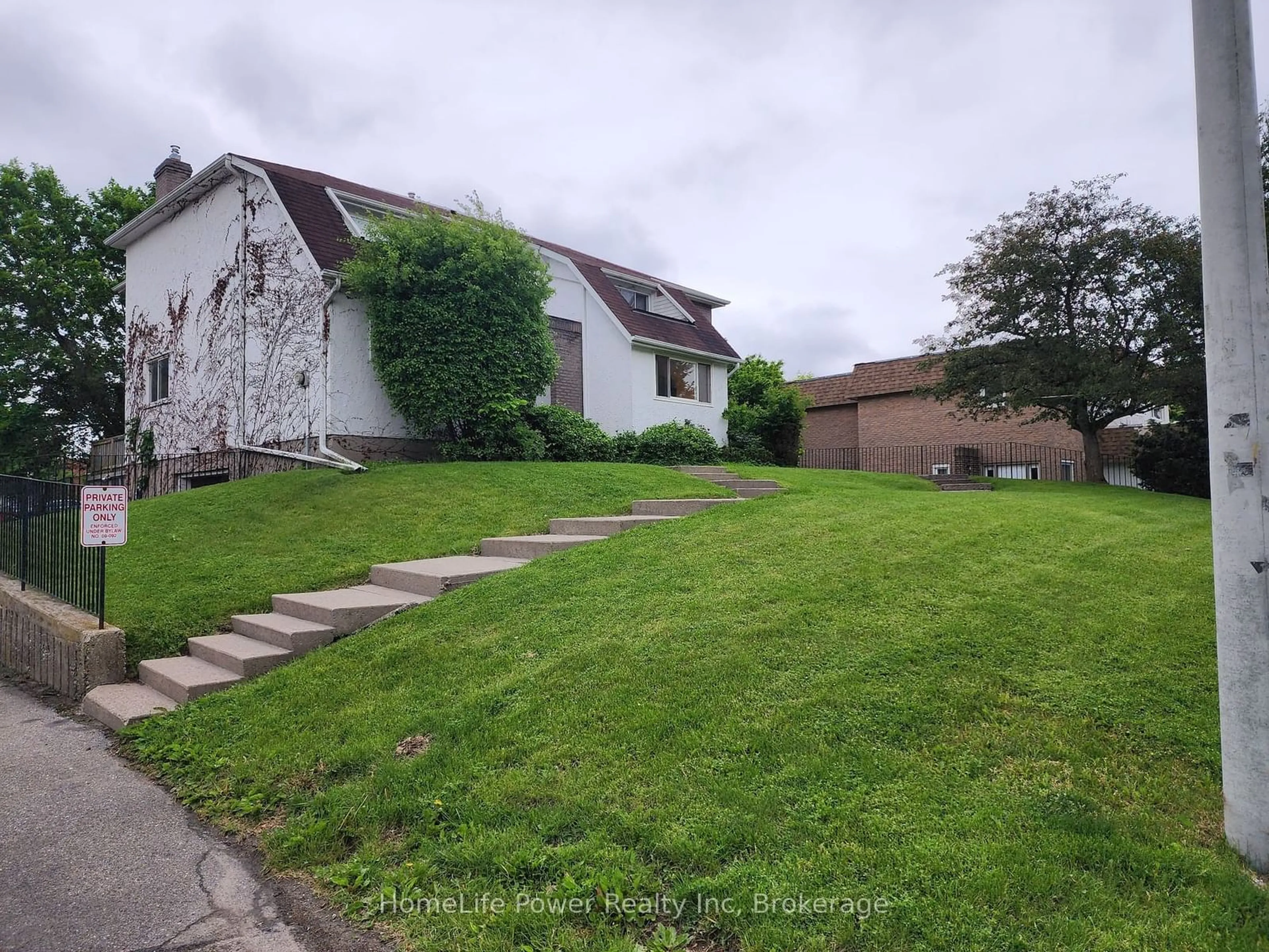 A pic from outside/outdoor area/front of a property/back of a property/a pic from drone, street for 225 SHAKESPEARE Dr, Waterloo Ontario N2L 2T5