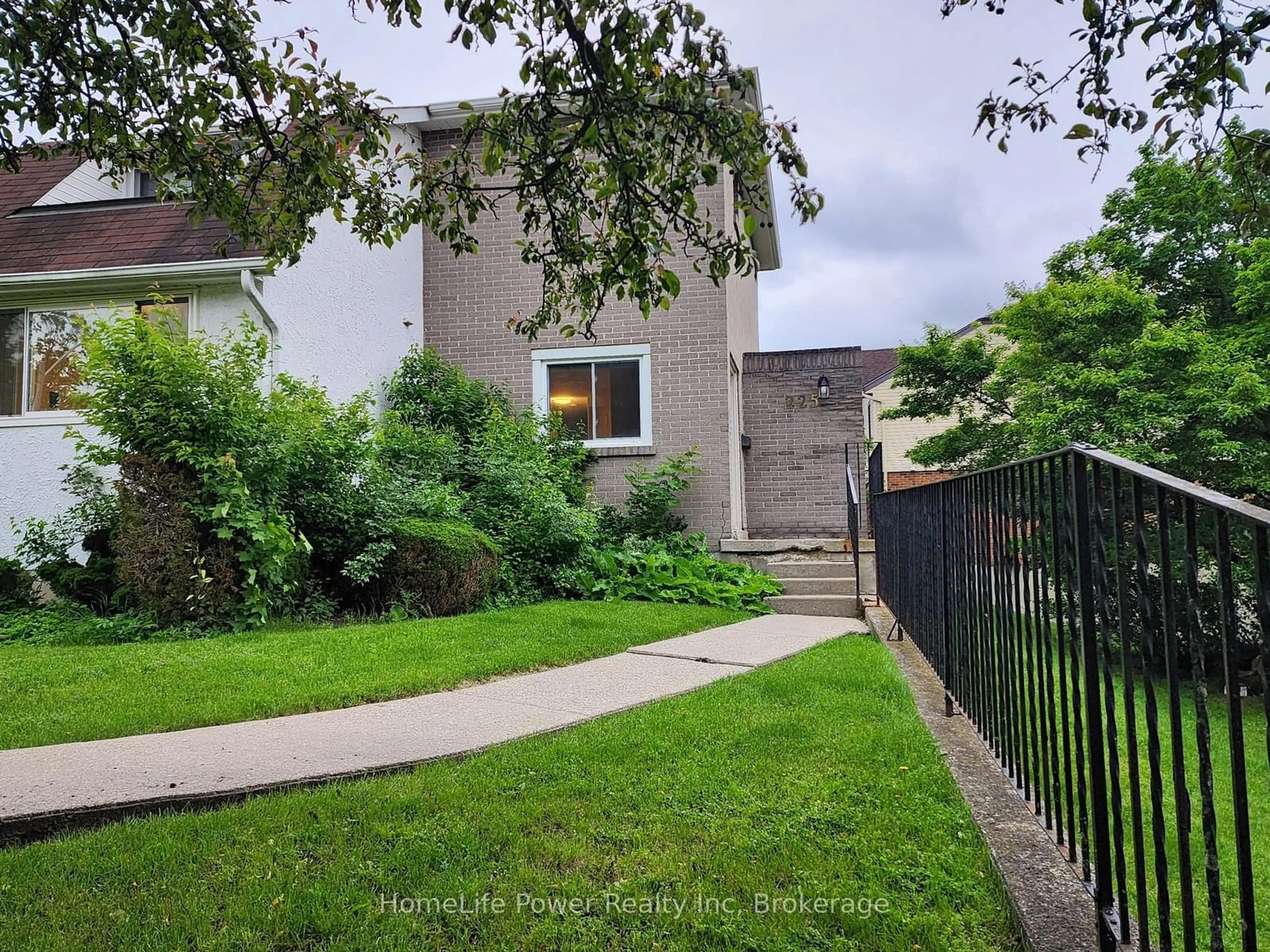 A pic from outside/outdoor area/front of a property/back of a property/a pic from drone, street for 225 SHAKESPEARE Dr, Waterloo Ontario N2L 2T5