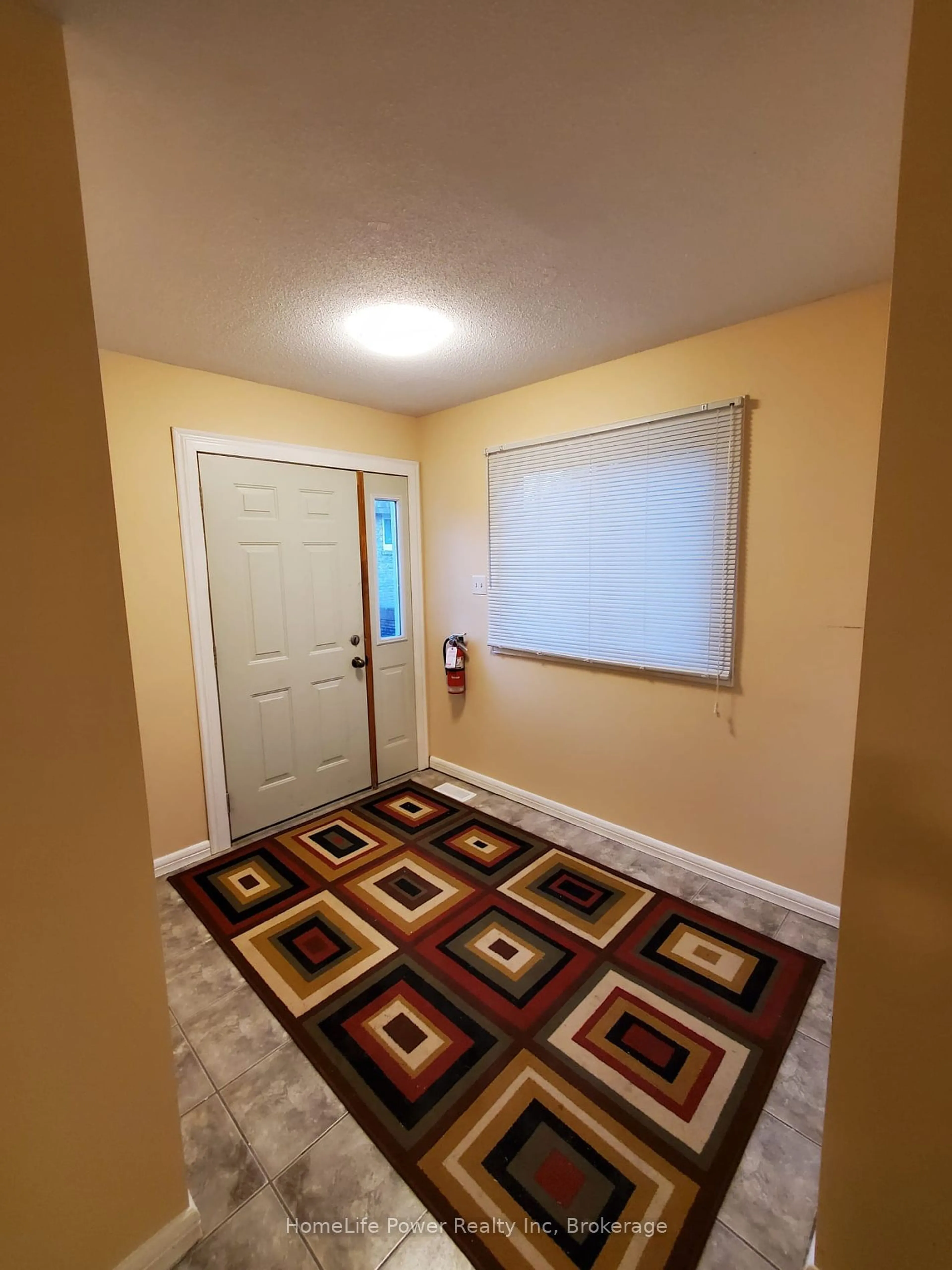 Indoor entryway for 225 SHAKESPEARE Dr, Waterloo Ontario N2L 2T5